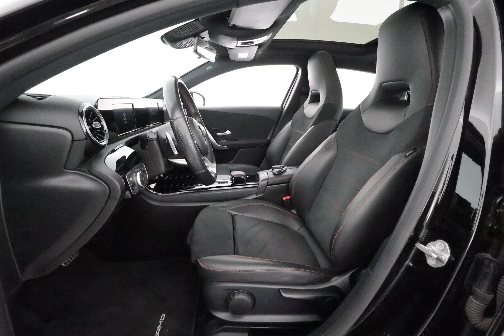 Mercedes-Benz A 2019 180 A ** Lasikattoluukku / P.Kamera / LED-High Performance / Sporttipenkit / Kaistavahti / Vakkari / Aut.Ilmastointi ** - 2x Renkaat
