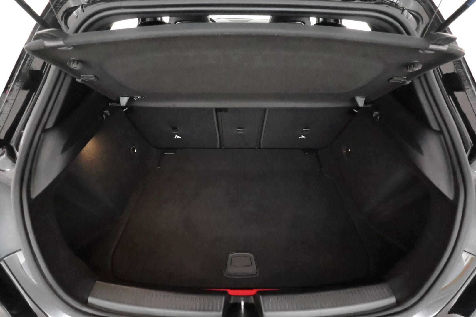 Mercedes-Benz A 2019 180 A ** Lasikattoluukku / P.Kamera / LED-High Performance / Sporttipenkit / Kaistavahti / Vakkari / Aut.Ilmastointi ** - 2x Renkaat
