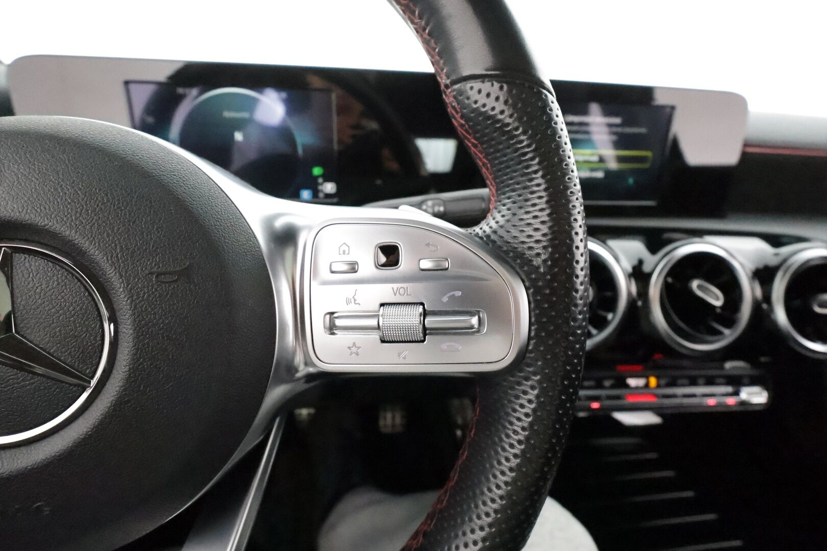 Mercedes-Benz A 2019 180 A ** Lasikattoluukku / P.Kamera / LED-High Performance / Sporttipenkit / Kaistavahti / Vakkari / Aut.Ilmastointi ** - 2x Renkaat