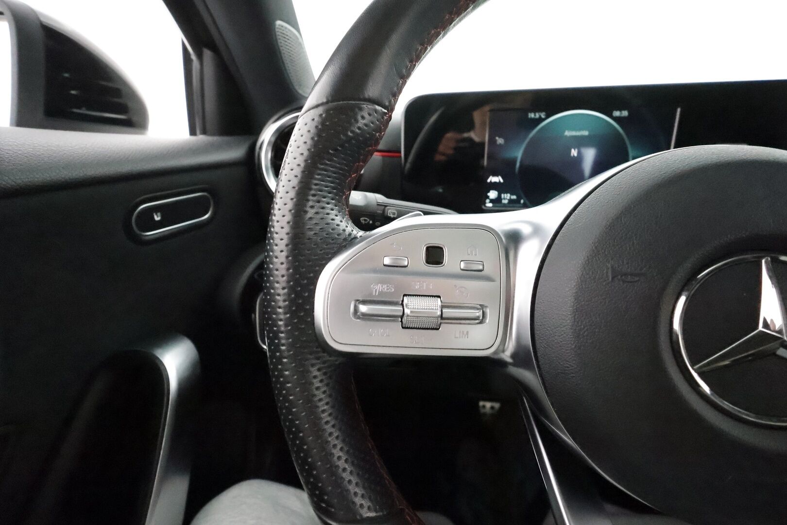 Mercedes-Benz A 2019 180 A ** Lasikattoluukku / P.Kamera / LED-High Performance / Sporttipenkit / Kaistavahti / Vakkari / Aut.Ilmastointi ** - 2x Renkaat