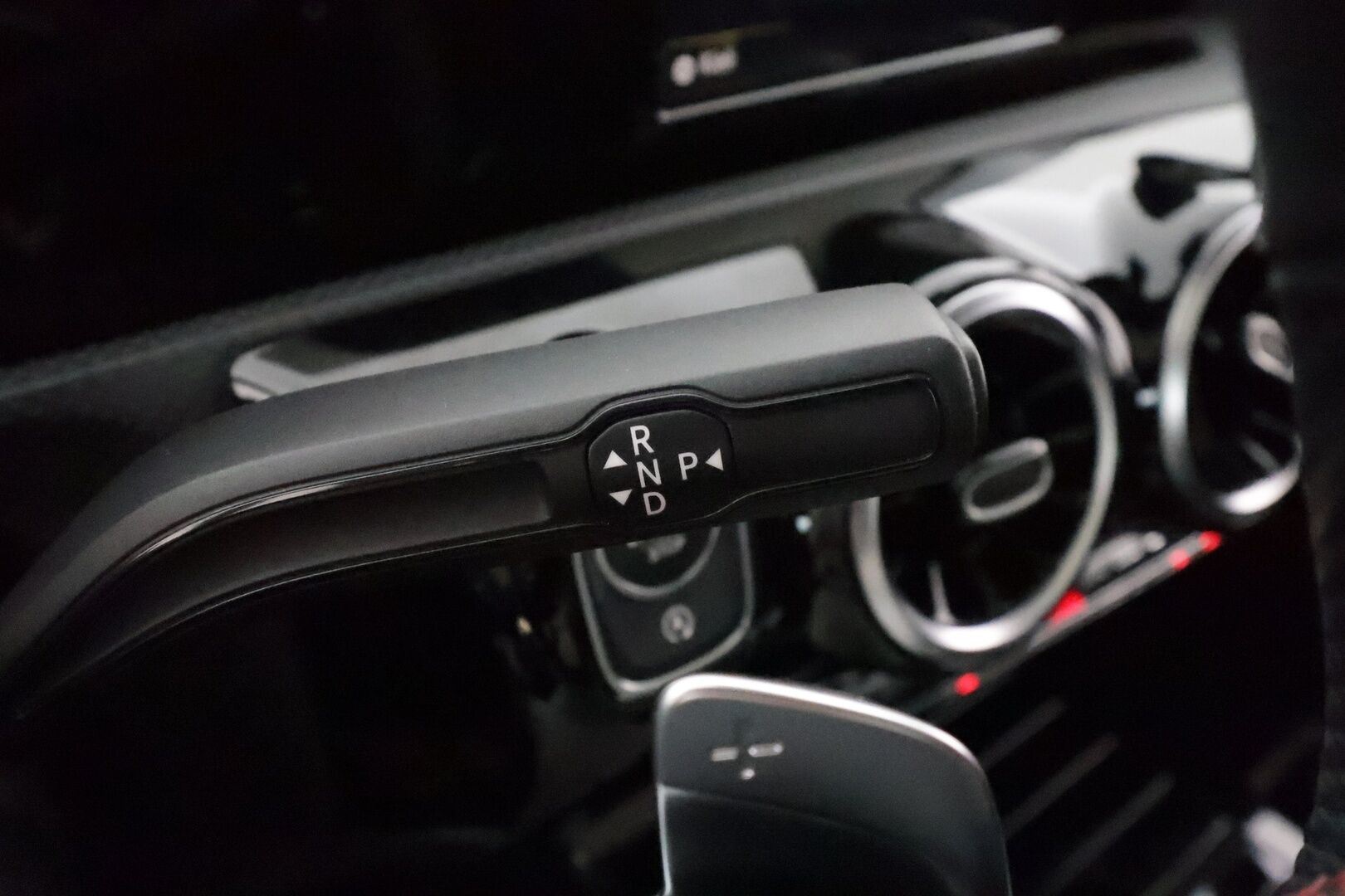 Mercedes-Benz A 2019 180 A ** Lasikattoluukku / P.Kamera / LED-High Performance / Sporttipenkit / Kaistavahti / Vakkari / Aut.Ilmastointi ** - 2x Renkaat
