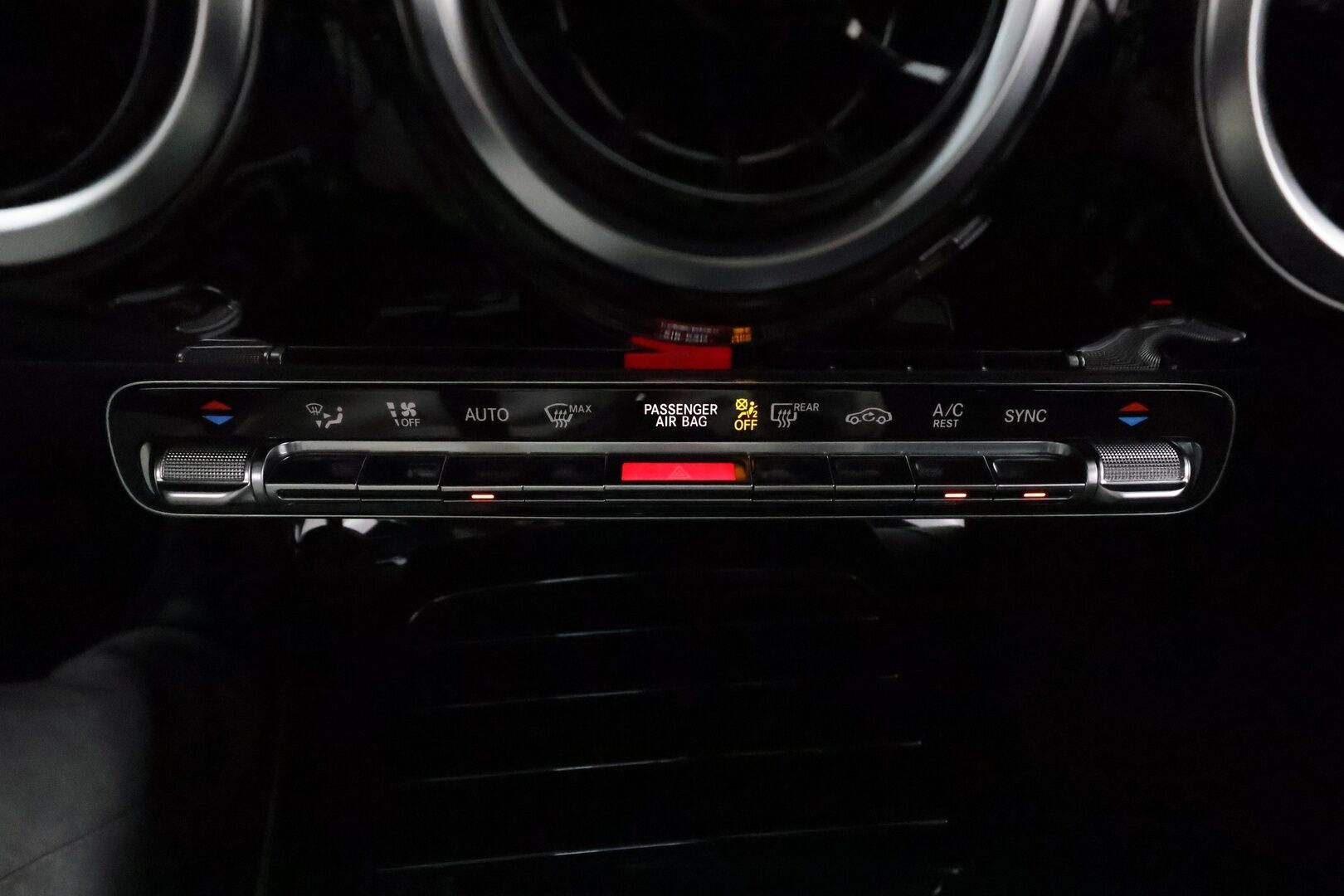 Mercedes-Benz A 2019 180 A ** Lasikattoluukku / P.Kamera / LED-High Performance / Sporttipenkit / Kaistavahti / Vakkari / Aut.Ilmastointi ** - 2x Renkaat