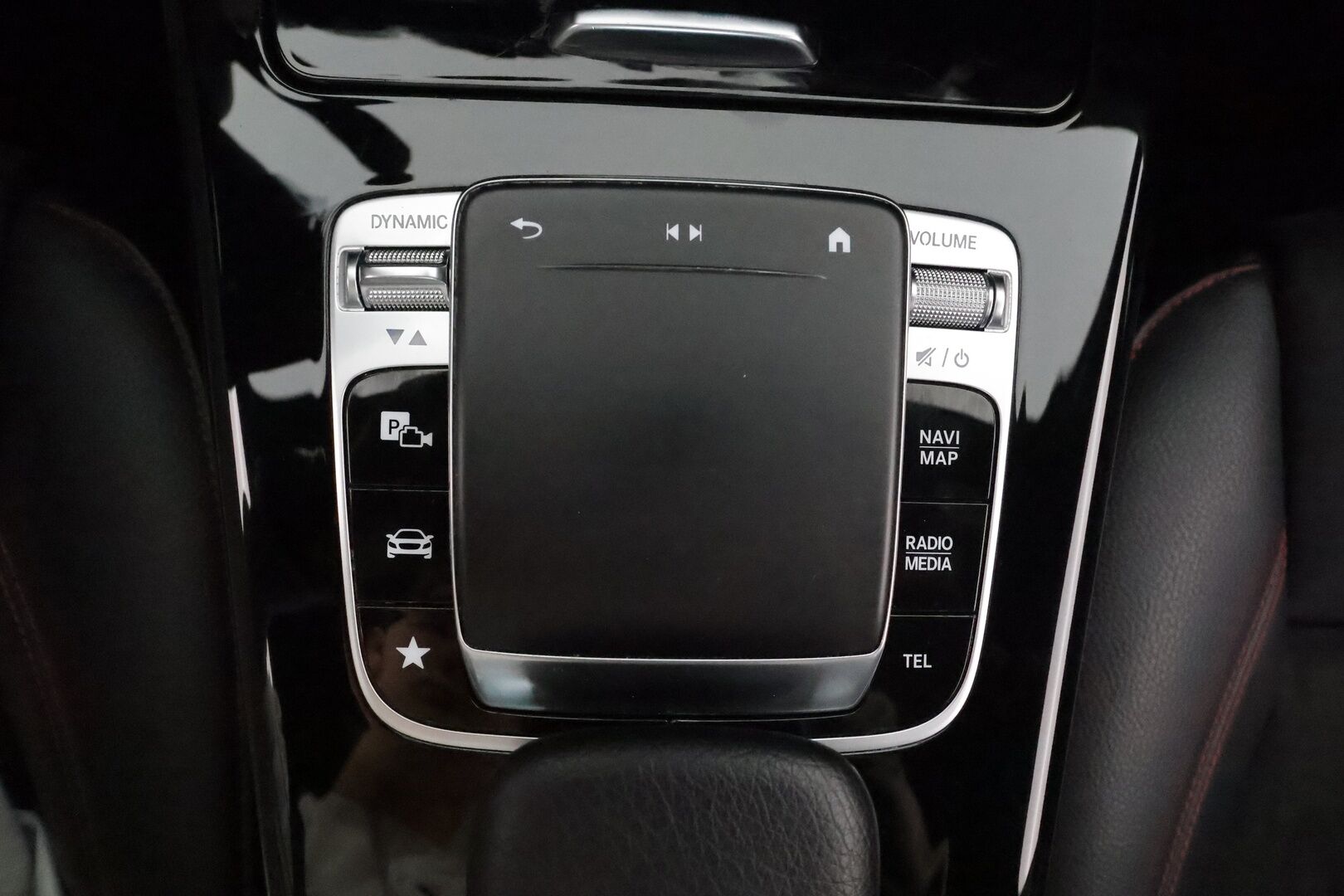 Mercedes-Benz A 2019 180 A ** Lasikattoluukku / P.Kamera / LED-High Performance / Sporttipenkit / Kaistavahti / Vakkari / Aut.Ilmastointi ** - 2x Renkaat