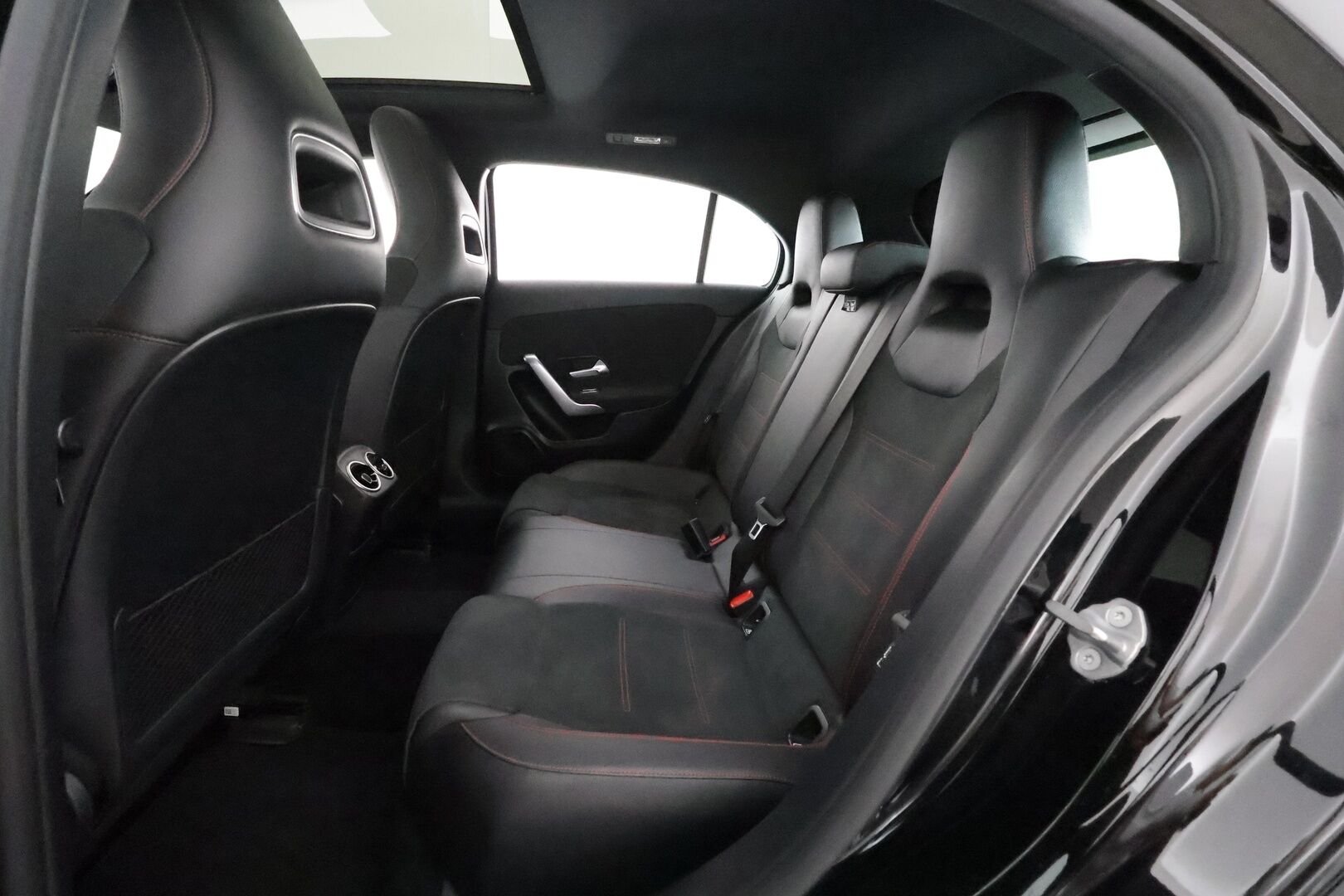 Mercedes-Benz A 2019 180 A ** Lasikattoluukku / P.Kamera / LED-High Performance / Sporttipenkit / Kaistavahti / Vakkari / Aut.Ilmastointi ** - 2x Renkaat