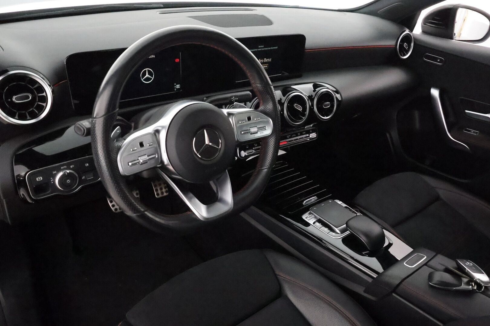 Mercedes-Benz A 2019 180 A ** Lasikattoluukku / P.Kamera / LED-High Performance / Sporttipenkit / Kaistavahti / Vakkari / Aut.Ilmastointi ** - 2x Renkaat