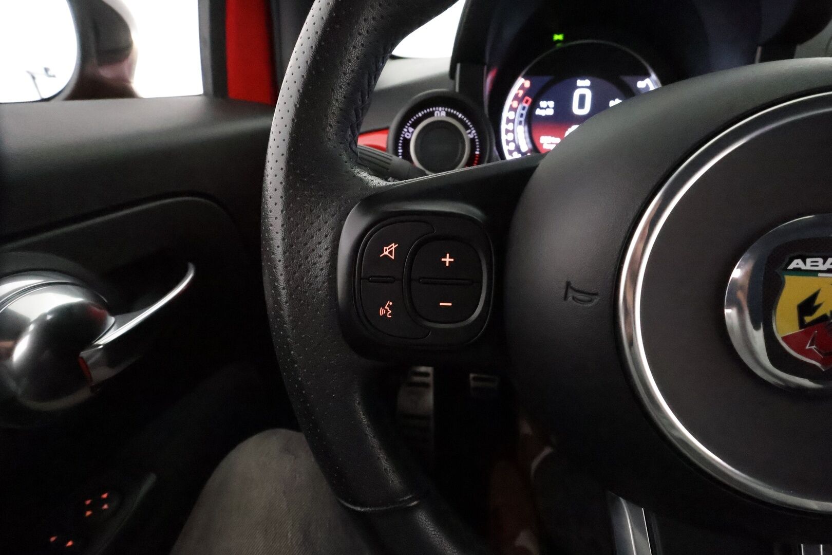 Fiat-Abarth 500 2019 595 1.4 T-JET **Facelift / Sport-alusta / Sporttipenkit / Bluetooth / Lohkolämmitin**