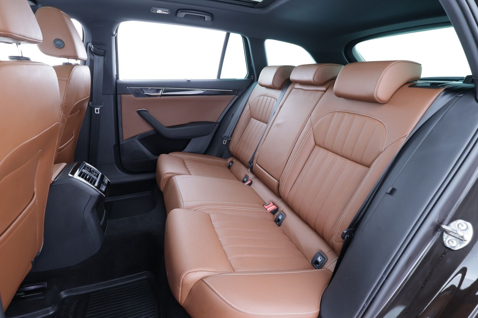 Skoda Superb 2022 Skoda superb combi 1.4 TSI PHEV L&K iV DSG. * Panorama / Canton / ACC / Matrix-LED / 360 kamera / Muistipenkki / Navi * - 1.om Suomi-auto / Kahdet renkaat / koti & kauppalaturi - HULLUT JOULUT KORKOTARJOUS 2,49% 