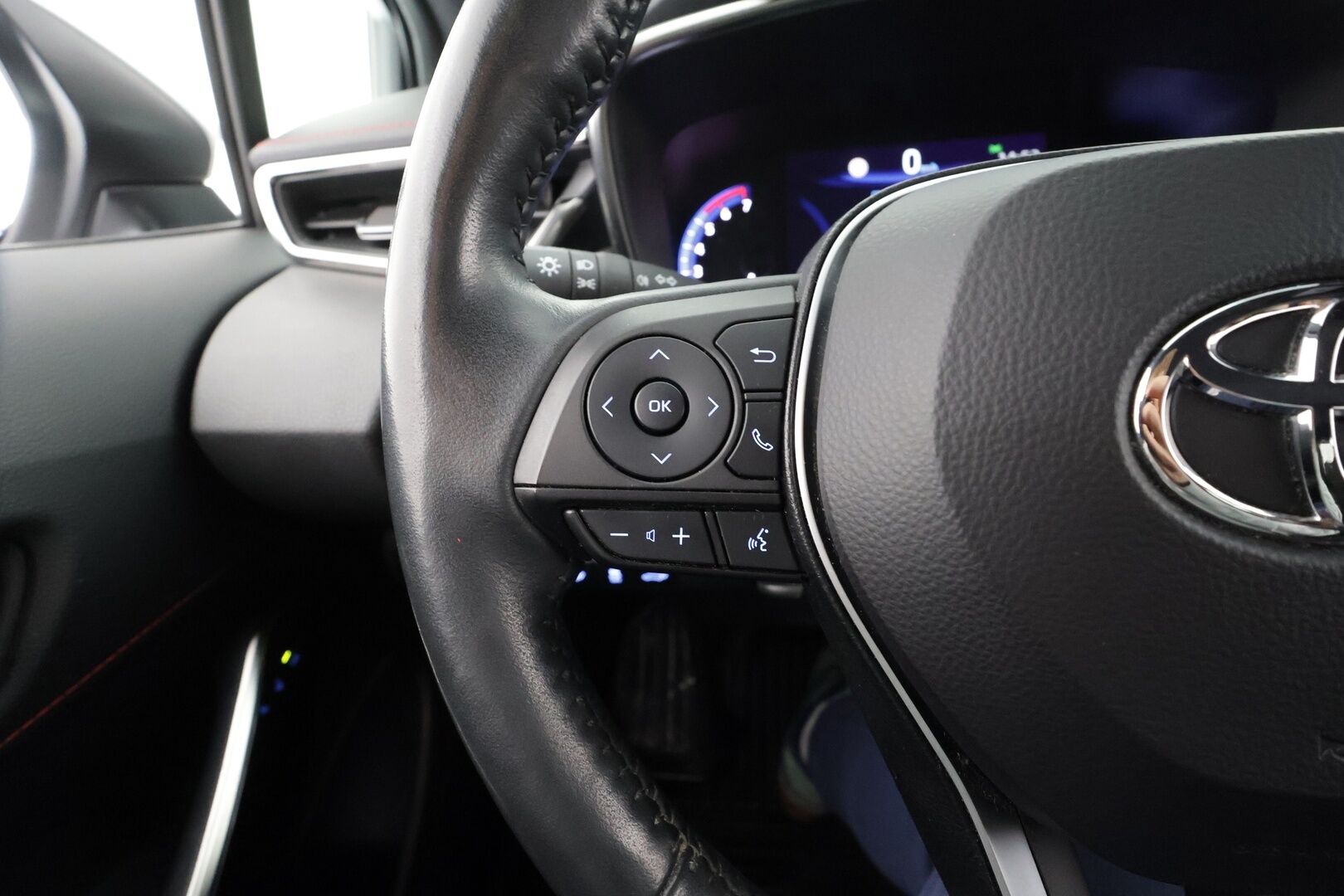 Toyota Corolla 2022 Touring Sports 1,8 Hybrid Style * ACC / P.kamera / LED / Navi / Lohkolämmitin / KeylessGo / Sähköluukku / Puolinahat * - Suomi-auto / Kahdet renkaat aluvanteilla / Merkkihuollettu - HULLUT BLACKWEEK JATKOT - KORKOTARJOUS 2,49%