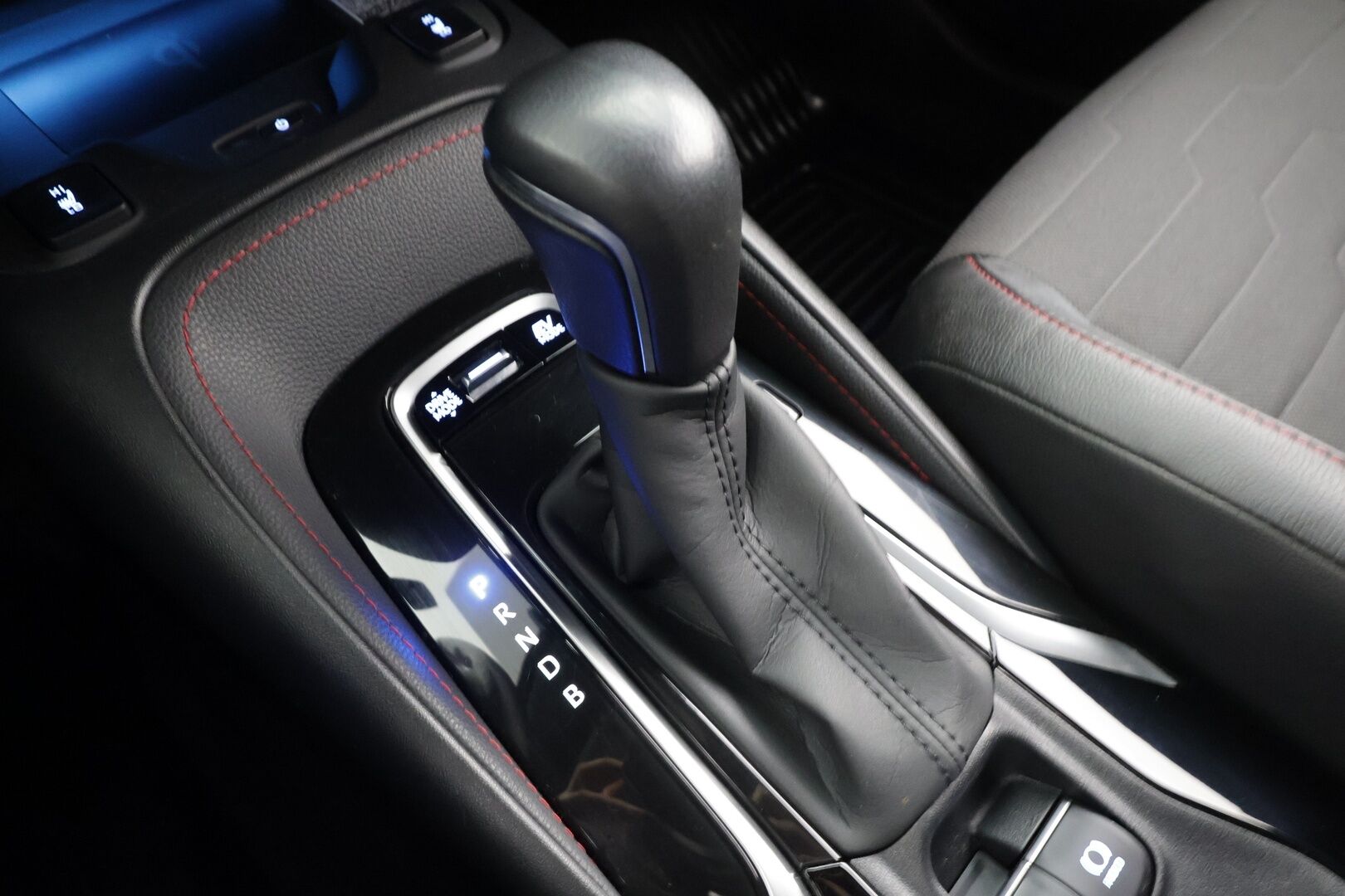 Toyota Corolla 2022 Touring Sports 1,8 Hybrid Style * ACC / P.kamera / LED / Navi / Lohkolämmitin / KeylessGo / Sähköluukku / Puolinahat * - Suomi-auto / Kahdet renkaat aluvanteilla / Merkkihuollettu - HULLUT BLACKWEEK JATKOT - KORKOTARJOUS 2,49%