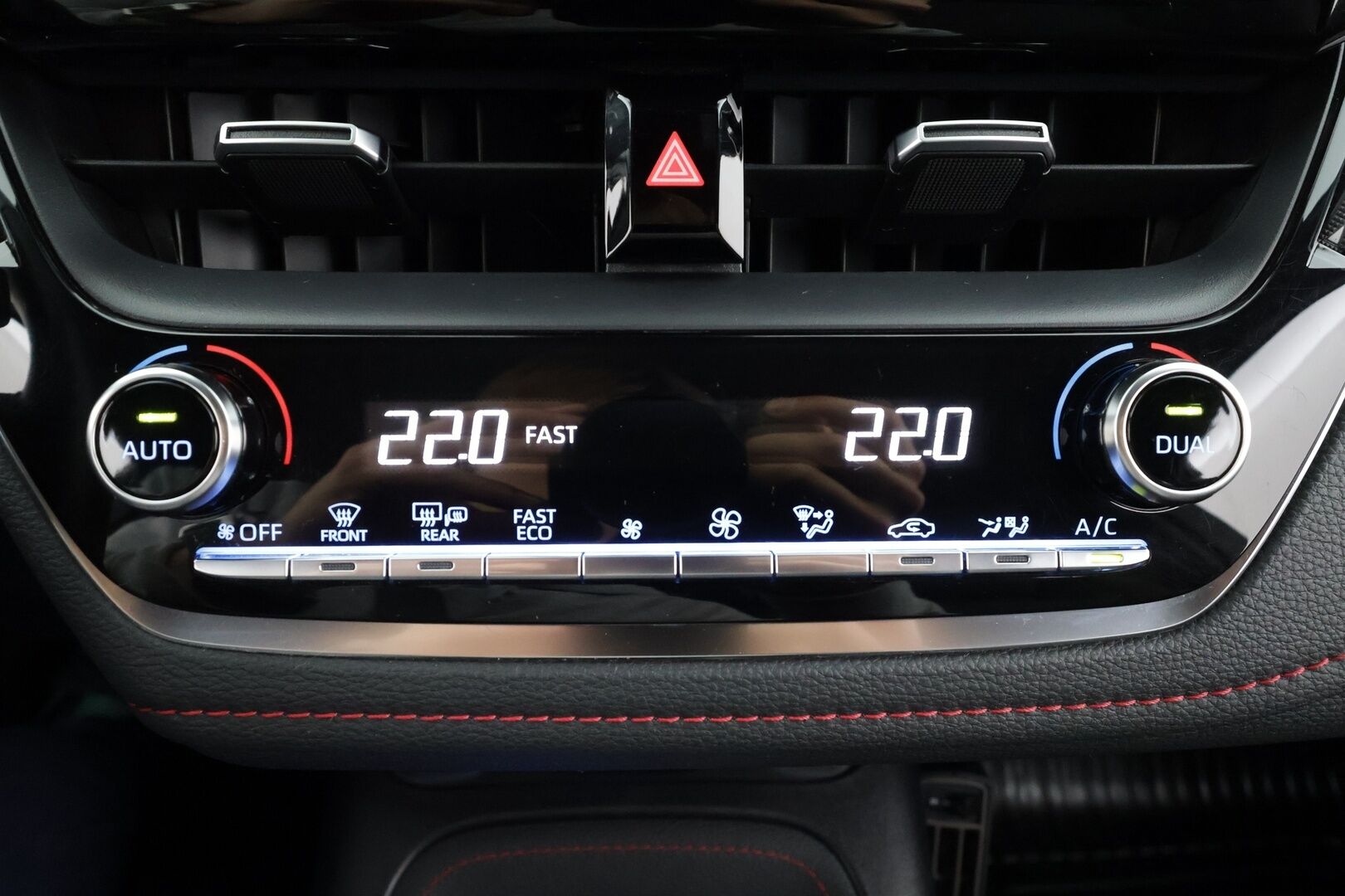 Toyota Corolla 2022 Touring Sports 1,8 Hybrid Style * ACC / P.kamera / LED / Navi / Lohkolämmitin / KeylessGo / Sähköluukku / Puolinahat * - Suomi-auto / Kahdet renkaat aluvanteilla / Merkkihuollettu - HULLUT BLACKWEEK JATKOT - KORKOTARJOUS 2,49%