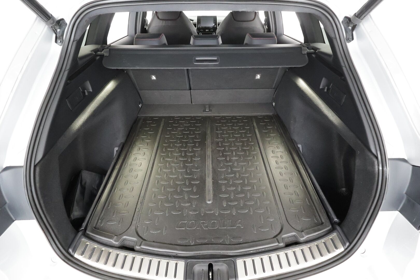 Toyota Corolla 2022 Touring Sports 1,8 Hybrid Style * ACC / P.kamera / LED / Navi / Lohkolämmitin / KeylessGo / Sähköluukku / Puolinahat * - Suomi-auto / Kahdet renkaat aluvanteilla / Merkkihuollettu - HULLUT BLACKWEEK JATKOT - KORKOTARJOUS 2,49%