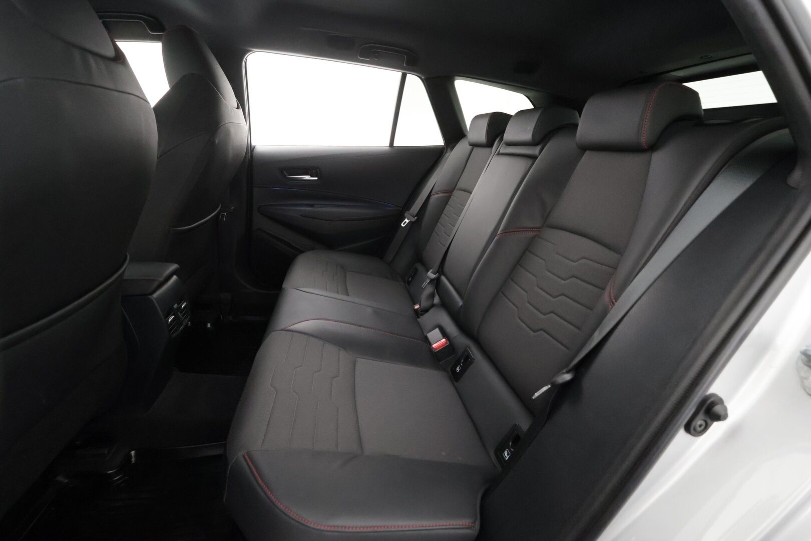 Toyota Corolla 2022 Touring Sports 1,8 Hybrid Style * ACC / P.kamera / LED / Navi / Lohkolämmitin / KeylessGo / Sähköluukku / Puolinahat * - Suomi-auto / Kahdet renkaat aluvanteilla / Merkkihuollettu - HULLUT BLACKWEEK JATKOT - KORKOTARJOUS 2,49%