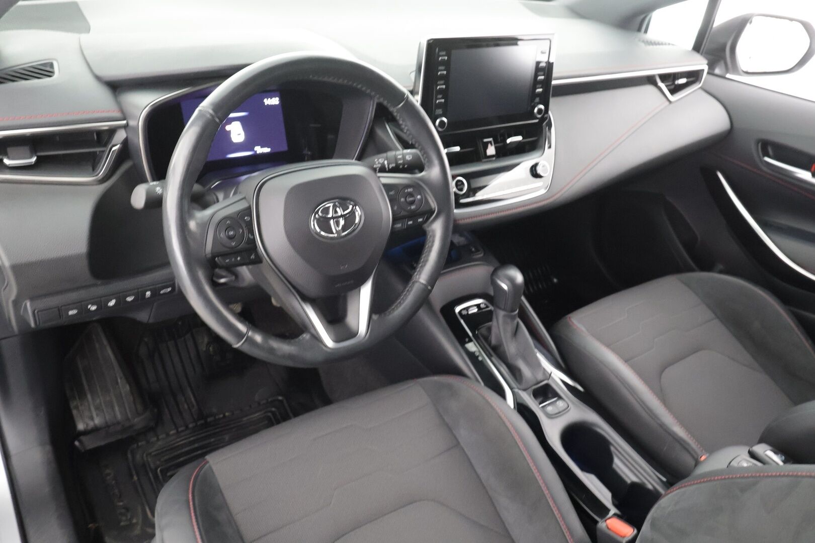 Toyota Corolla 2022 Touring Sports 1,8 Hybrid Style * ACC / P.kamera / LED / Navi / Lohkolämmitin / KeylessGo / Sähköluukku / Puolinahat * - Suomi-auto / Kahdet renkaat aluvanteilla / Merkkihuollettu - HULLUT BLACKWEEK JATKOT - KORKOTARJOUS 2,49%