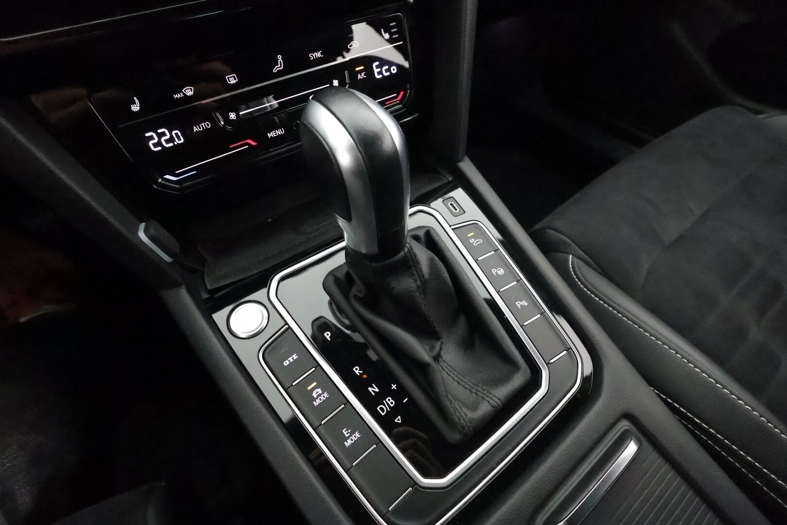 Volkswagen Passat 2021 Variant GTE Plug-In Hybrid 160 kW DSG-automaatti - Webasto / Adapt.Vakkari / Hieronta / Peruutuskamera / Digimittari / Nahka-Alcantara / Vetokoukku / Matrix LED / Ratinlämmitys!