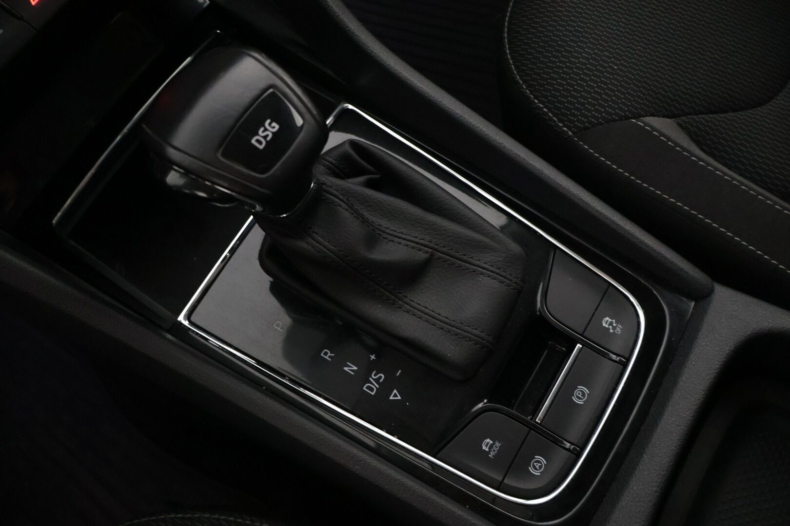 Skoda Kodiaq 2022 2.0 TDI 150 Ambition DSG Autom. ** 7-Paikkainen / Adapt.vakkari / Koukku / LED ** - 3,99 % KORKOTARJOUS TÄHÄN AUTOON - * 7-paikkainen premium maasturi! / Suomi-auto / Merkkiliikkeen huoltohistoria / Kahdet laadukkaat renkaat aluvanteilla *