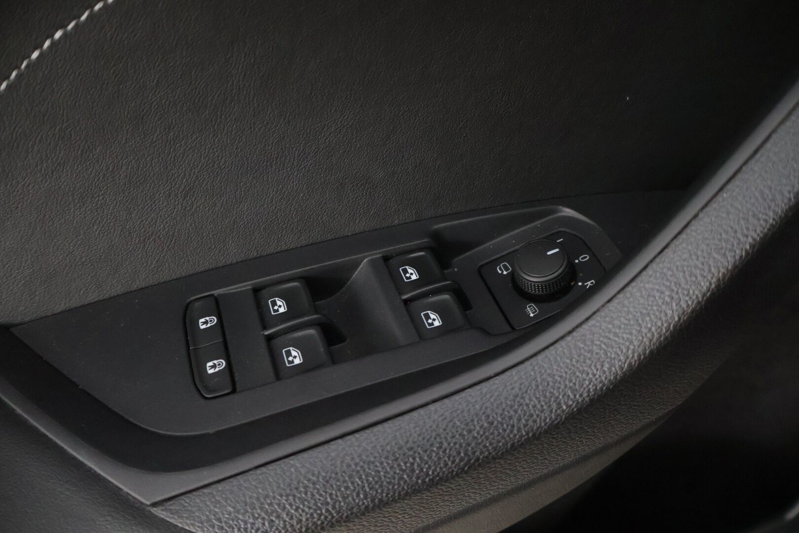Skoda Kodiaq 2022 2.0 TDI 150 Ambition DSG Autom. ** 7-Paikkainen / Adapt.vakkari / Koukku / LED ** - 3,99 % KORKOTARJOUS TÄHÄN AUTOON - * 7-paikkainen premium maasturi! / Suomi-auto / Merkkiliikkeen huoltohistoria / Kahdet laadukkaat renkaat aluvanteilla *
