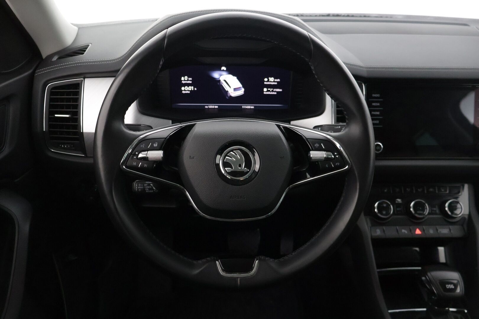 Skoda Kodiaq 2022 2.0 TDI 150 Ambition DSG Autom. ** 7-Paikkainen / Adapt.vakkari / Koukku / LED ** - 3,99 % KORKOTARJOUS TÄHÄN AUTOON - * 7-paikkainen premium maasturi! / Suomi-auto / Merkkiliikkeen huoltohistoria / Kahdet laadukkaat renkaat aluvanteilla *
