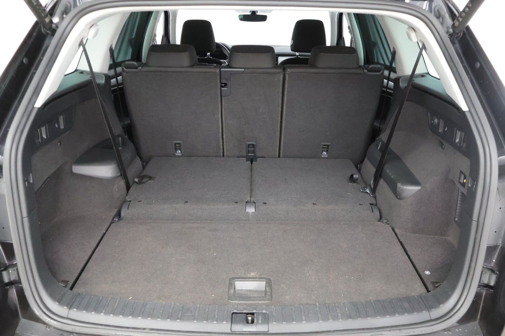 Skoda Kodiaq 2022 2.0 TDI 150 Ambition DSG Autom. ** 7-Paikkainen / Adapt.vakkari / Koukku / LED ** - 3,99 % KORKOTARJOUS TÄHÄN AUTOON - * 7-paikkainen premium maasturi! / Suomi-auto / Merkkiliikkeen huoltohistoria / Kahdet laadukkaat renkaat aluvanteilla *