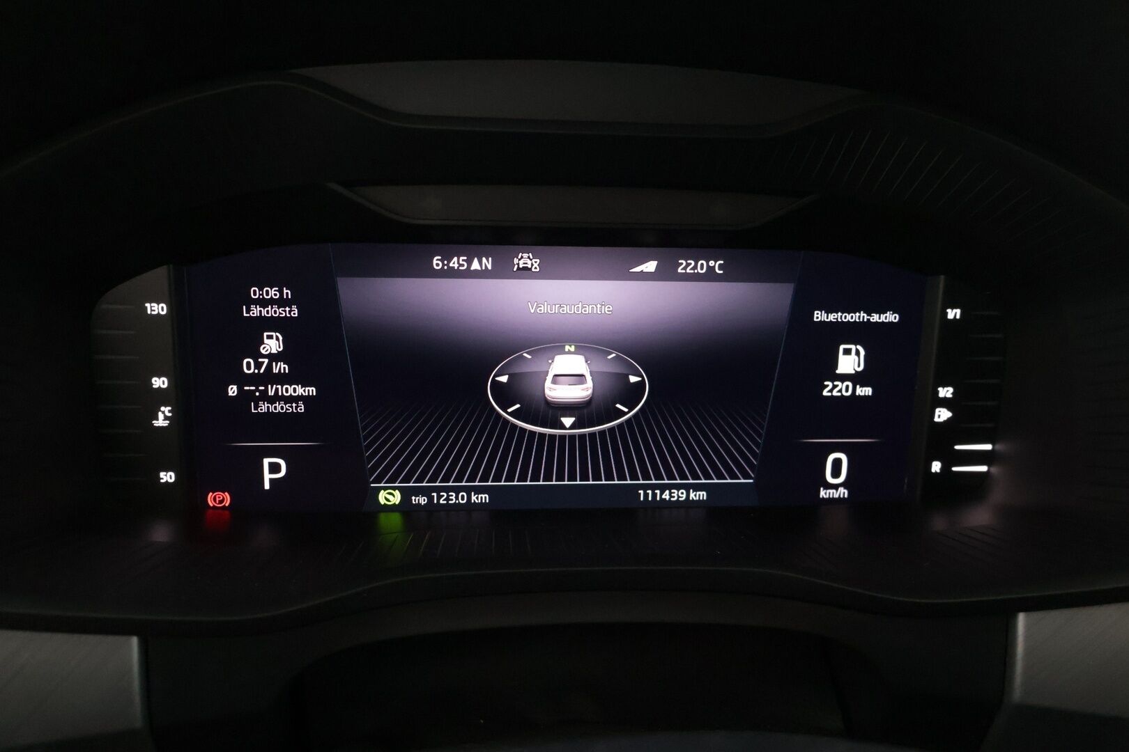 Skoda Kodiaq 2022 2.0 TDI 150 Ambition DSG Autom. ** 7-Paikkainen / Adapt.vakkari / Koukku / LED ** - 3,99 % KORKOTARJOUS TÄHÄN AUTOON - * 7-paikkainen premium maasturi! / Suomi-auto / Merkkiliikkeen huoltohistoria / Kahdet laadukkaat renkaat aluvanteilla *