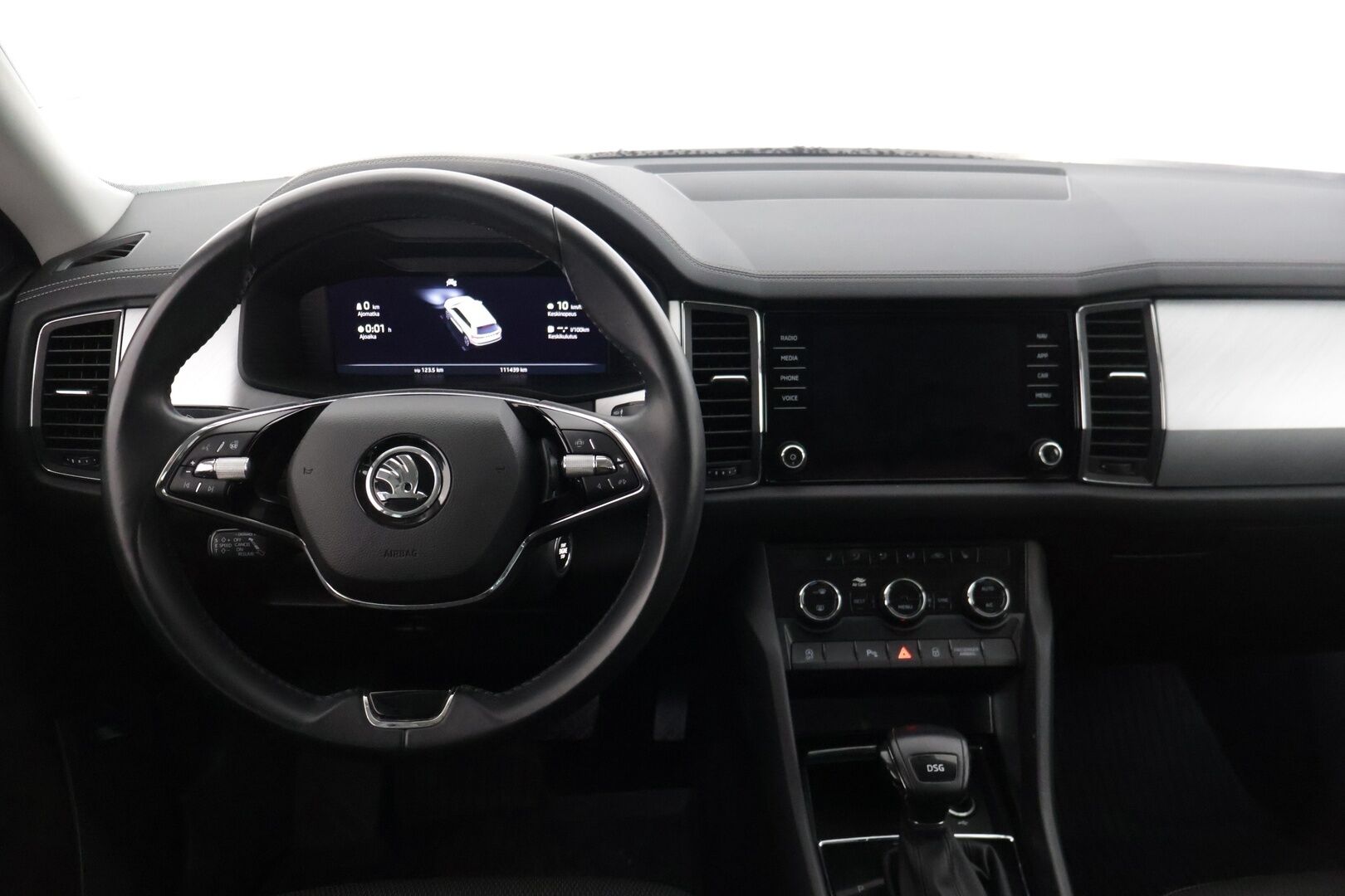 Skoda Kodiaq 2022 2.0 TDI 150 Ambition DSG Autom. ** 7-Paikkainen / Adapt.vakkari / Koukku / LED ** - 3,99 % KORKOTARJOUS TÄHÄN AUTOON - * 7-paikkainen premium maasturi! / Suomi-auto / Merkkiliikkeen huoltohistoria / Kahdet laadukkaat renkaat aluvanteilla *
