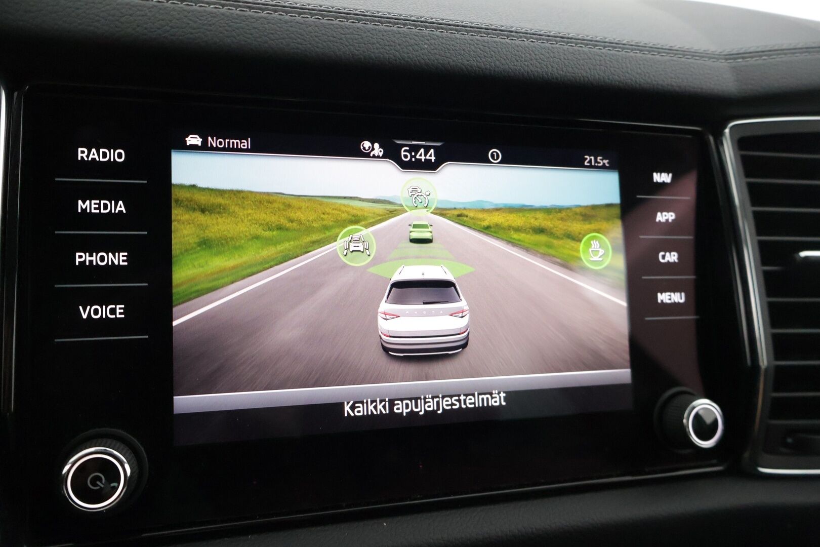 Skoda Kodiaq 2022 2.0 TDI 150 Ambition DSG Autom. ** 7-Paikkainen / Adapt.vakkari / Koukku / LED ** - 3,99 % KORKOTARJOUS TÄHÄN AUTOON - * 7-paikkainen premium maasturi! / Suomi-auto / Merkkiliikkeen huoltohistoria / Kahdet laadukkaat renkaat aluvanteilla *