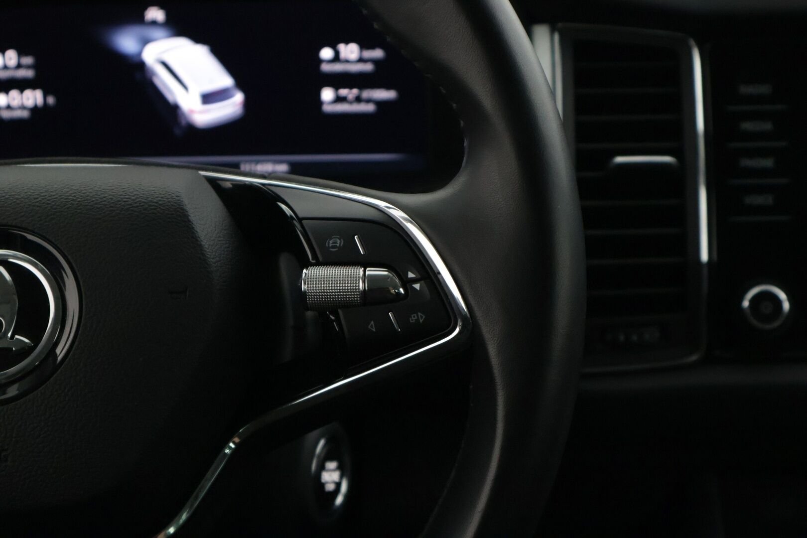 Skoda Kodiaq 2022 2.0 TDI 150 Ambition DSG Autom. ** 7-Paikkainen / Adapt.vakkari / Koukku / LED ** - 3,99 % KORKOTARJOUS TÄHÄN AUTOON - * 7-paikkainen premium maasturi! / Suomi-auto / Merkkiliikkeen huoltohistoria / Kahdet laadukkaat renkaat aluvanteilla *
