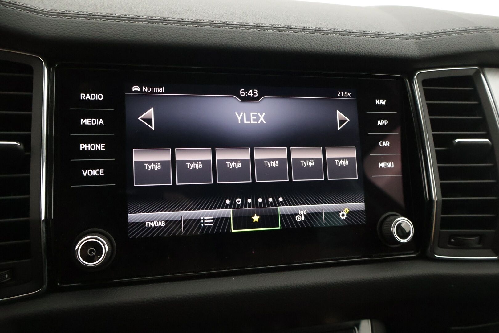 Skoda Kodiaq 2022 2.0 TDI 150 Ambition DSG Autom. ** 7-Paikkainen / Adapt.vakkari / Koukku / LED ** - 3,99 % KORKOTARJOUS TÄHÄN AUTOON - * 7-paikkainen premium maasturi! / Suomi-auto / Merkkiliikkeen huoltohistoria / Kahdet laadukkaat renkaat aluvanteilla *