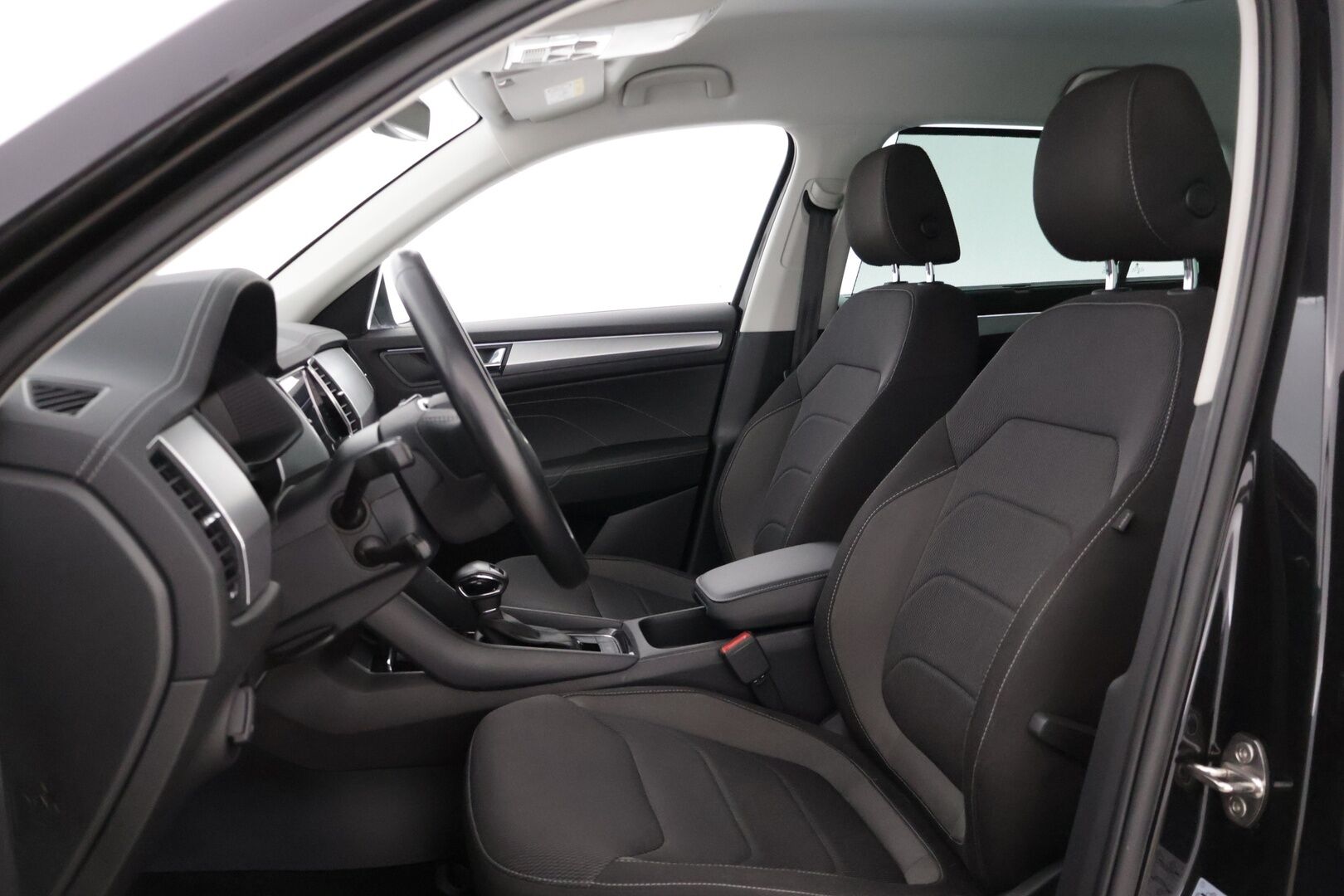 Skoda Kodiaq 2022 2.0 TDI 150 Ambition DSG Autom. ** 7-Paikkainen / Adapt.vakkari / Koukku / LED ** - 3,99 % KORKOTARJOUS TÄHÄN AUTOON - * 7-paikkainen premium maasturi! / Suomi-auto / Merkkiliikkeen huoltohistoria / Kahdet laadukkaat renkaat aluvanteilla *