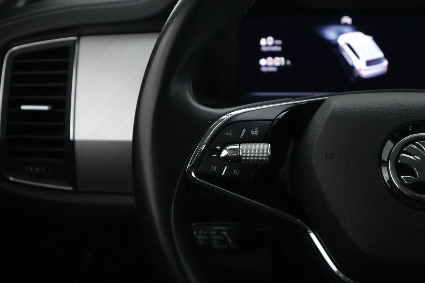 Skoda Kodiaq 2022 2.0 TDI 150 Ambition DSG Autom. ** 7-Paikkainen / Adapt.vakkari / Koukku / LED ** - 3,99 % KORKOTARJOUS TÄHÄN AUTOON - * 7-paikkainen premium maasturi! / Suomi-auto / Merkkiliikkeen huoltohistoria / Kahdet laadukkaat renkaat aluvanteilla *