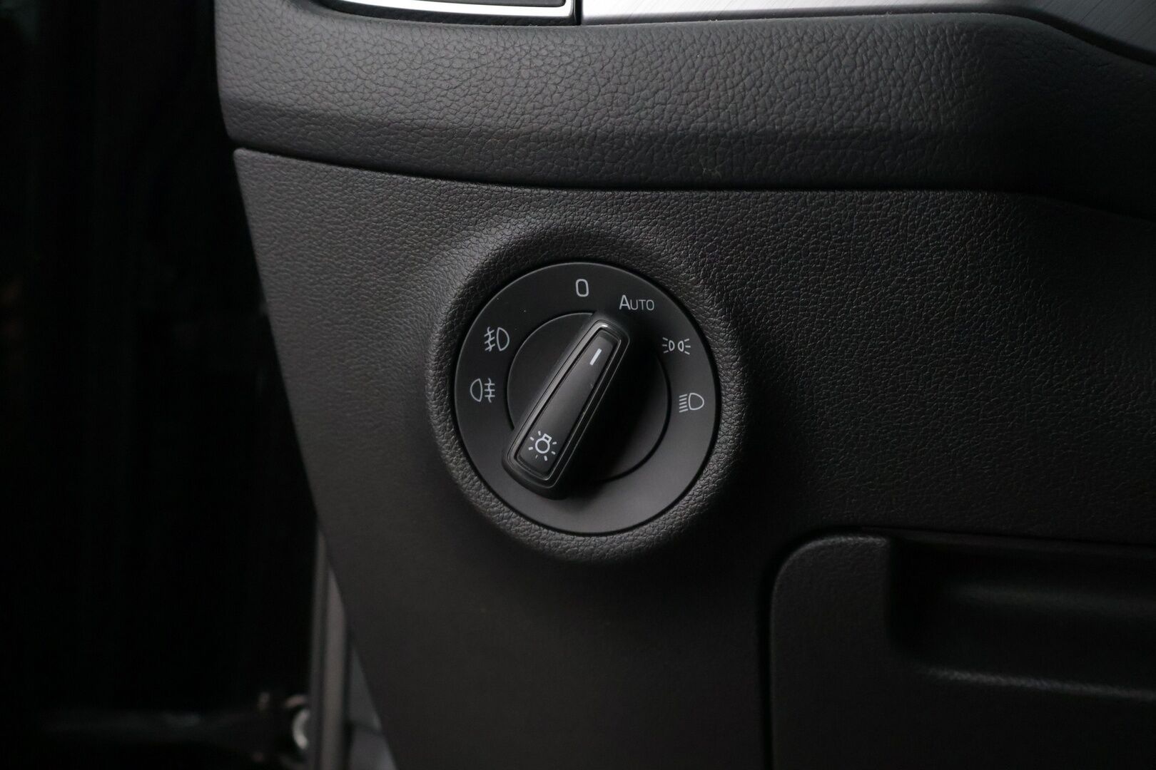 Skoda Kodiaq 2022 2.0 TDI 150 Ambition DSG Autom. ** 7-Paikkainen / Adapt.vakkari / Koukku / LED ** - 3,99 % KORKOTARJOUS TÄHÄN AUTOON - * 7-paikkainen premium maasturi! / Suomi-auto / Merkkiliikkeen huoltohistoria / Kahdet laadukkaat renkaat aluvanteilla *