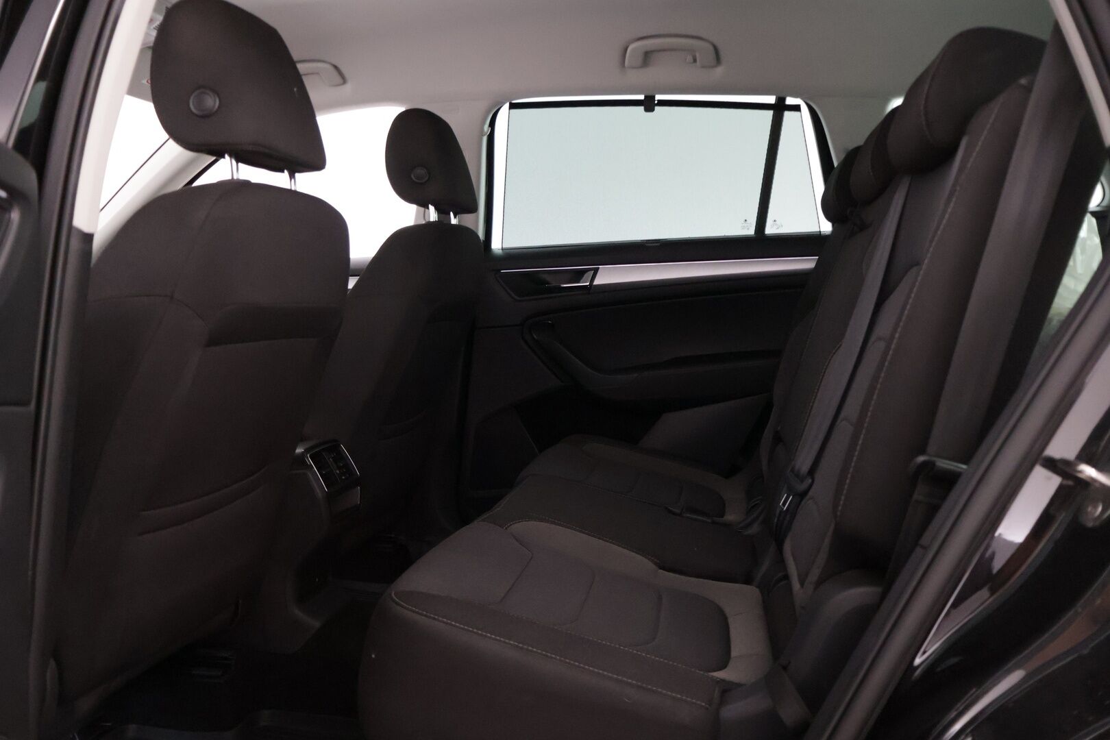 Skoda Kodiaq 2022 2.0 TDI 150 Ambition DSG Autom. ** 7-Paikkainen / Adapt.vakkari / Koukku / LED ** - 3,99 % KORKOTARJOUS TÄHÄN AUTOON - * 7-paikkainen premium maasturi! / Suomi-auto / Merkkiliikkeen huoltohistoria / Kahdet laadukkaat renkaat aluvanteilla *