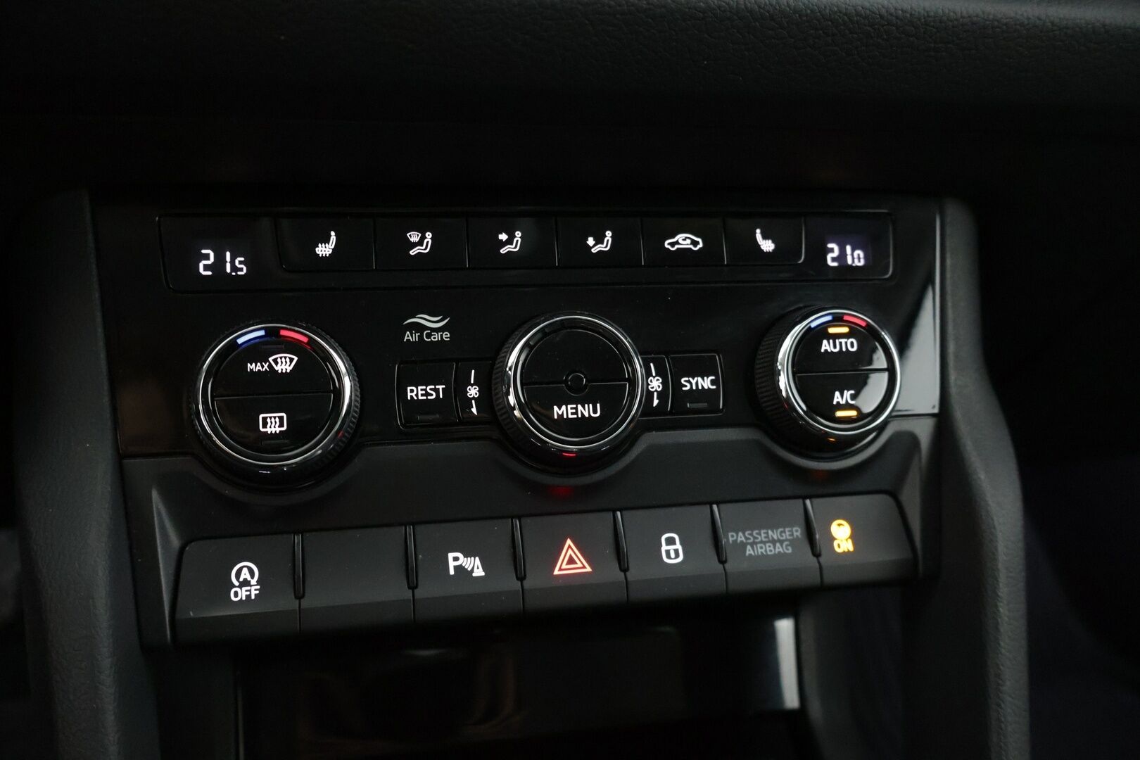 Skoda Kodiaq 2022 2.0 TDI 150 Ambition DSG Autom. ** 7-Paikkainen / Adapt.vakkari / Koukku / LED ** - 3,99 % KORKOTARJOUS TÄHÄN AUTOON - * 7-paikkainen premium maasturi! / Suomi-auto / Merkkiliikkeen huoltohistoria / Kahdet laadukkaat renkaat aluvanteilla *