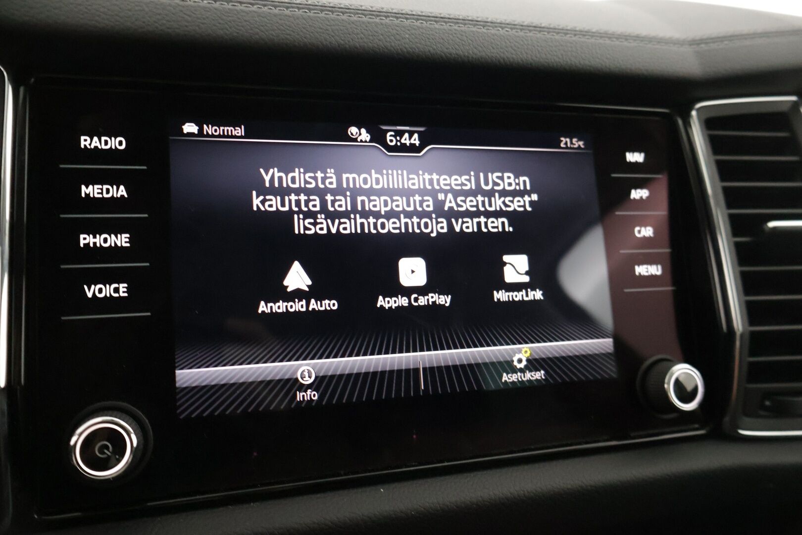 Skoda Kodiaq 2022 2.0 TDI 150 Ambition DSG Autom. ** 7-Paikkainen / Adapt.vakkari / Koukku / LED ** - 3,99 % KORKOTARJOUS TÄHÄN AUTOON - * 7-paikkainen premium maasturi! / Suomi-auto / Merkkiliikkeen huoltohistoria / Kahdet laadukkaat renkaat aluvanteilla *