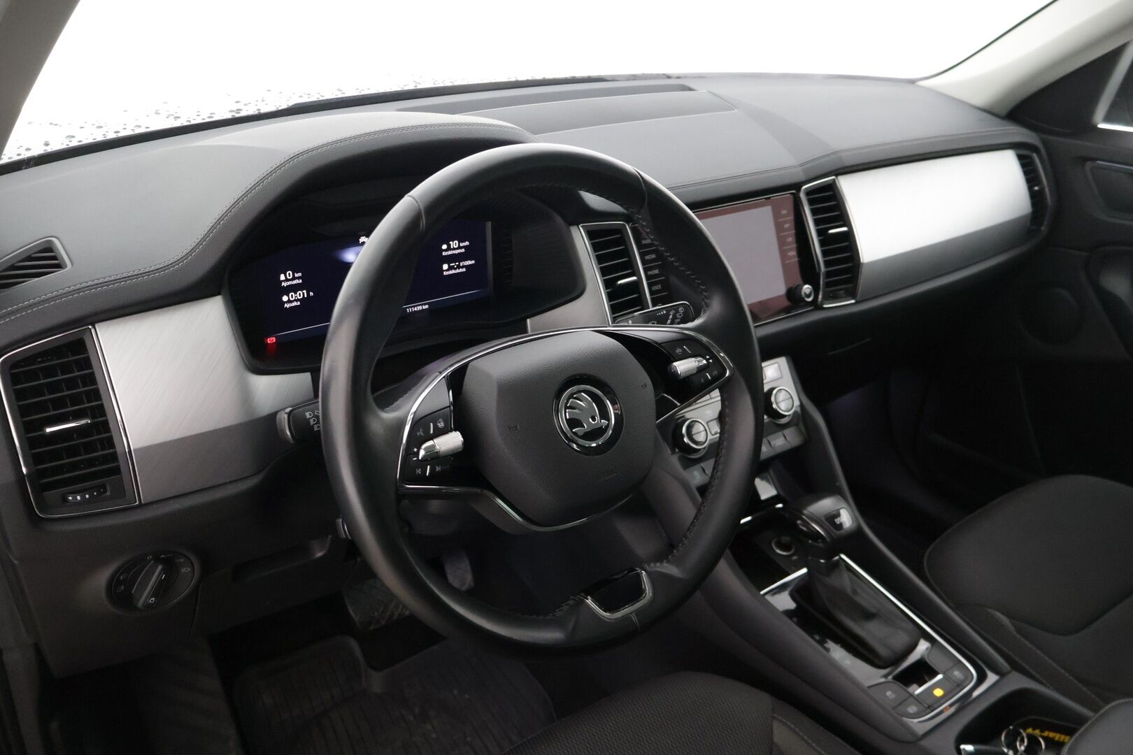 Skoda Kodiaq 2022 2.0 TDI 150 Ambition DSG Autom. ** 7-Paikkainen / Adapt.vakkari / Koukku / LED ** - 3,99 % KORKOTARJOUS TÄHÄN AUTOON - * 7-paikkainen premium maasturi! / Suomi-auto / Merkkiliikkeen huoltohistoria / Kahdet laadukkaat renkaat aluvanteilla *