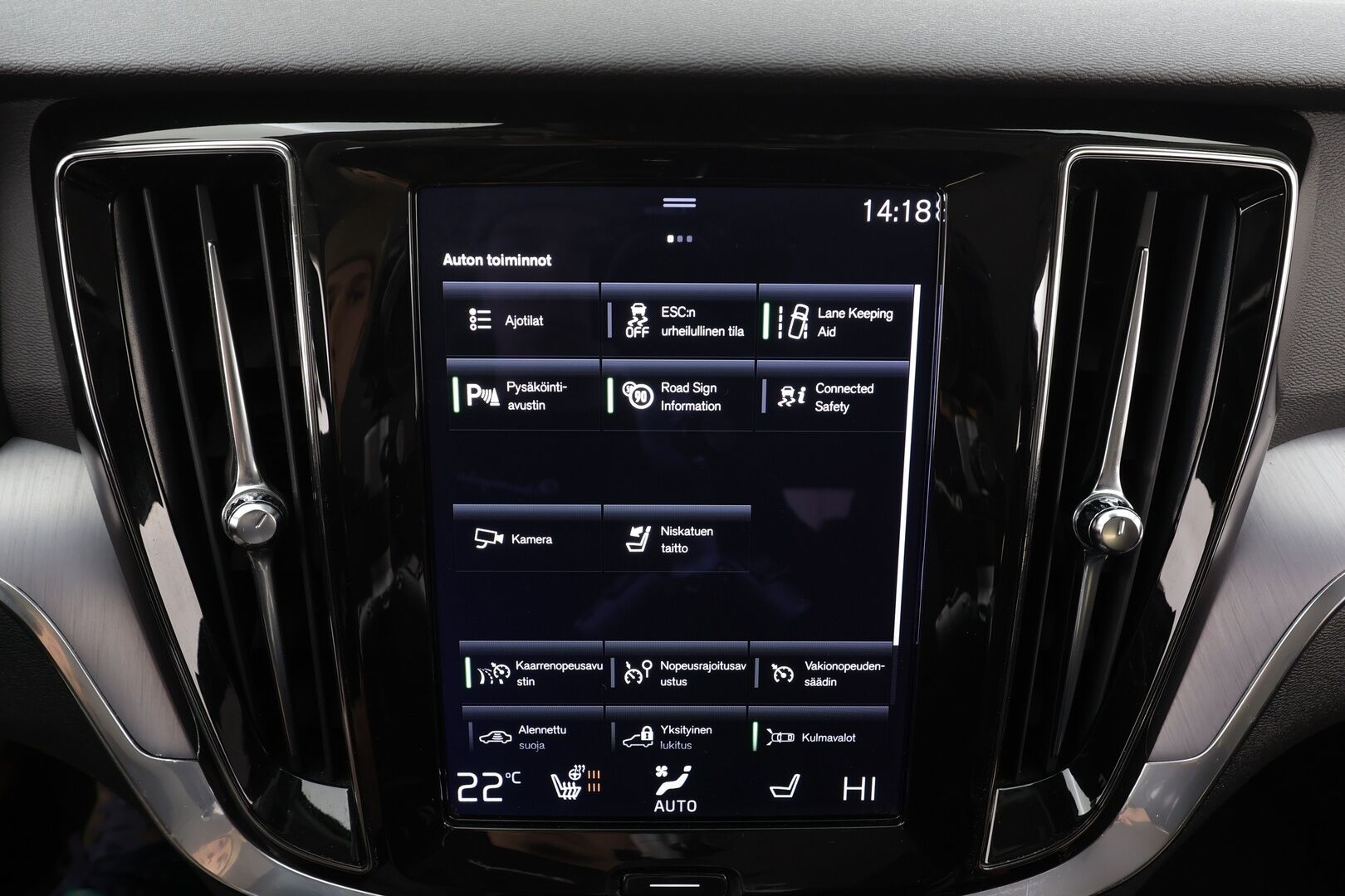 Volvo V60 2022 B4 D-MHEV Business Edition aut * ACC / P.kamera / Full LED / Webasto / Koukku / Navi / KeylessGo / Sähköluukku * - 1.Om Suomi-auto / Kahdet renkaat aluvanteilla