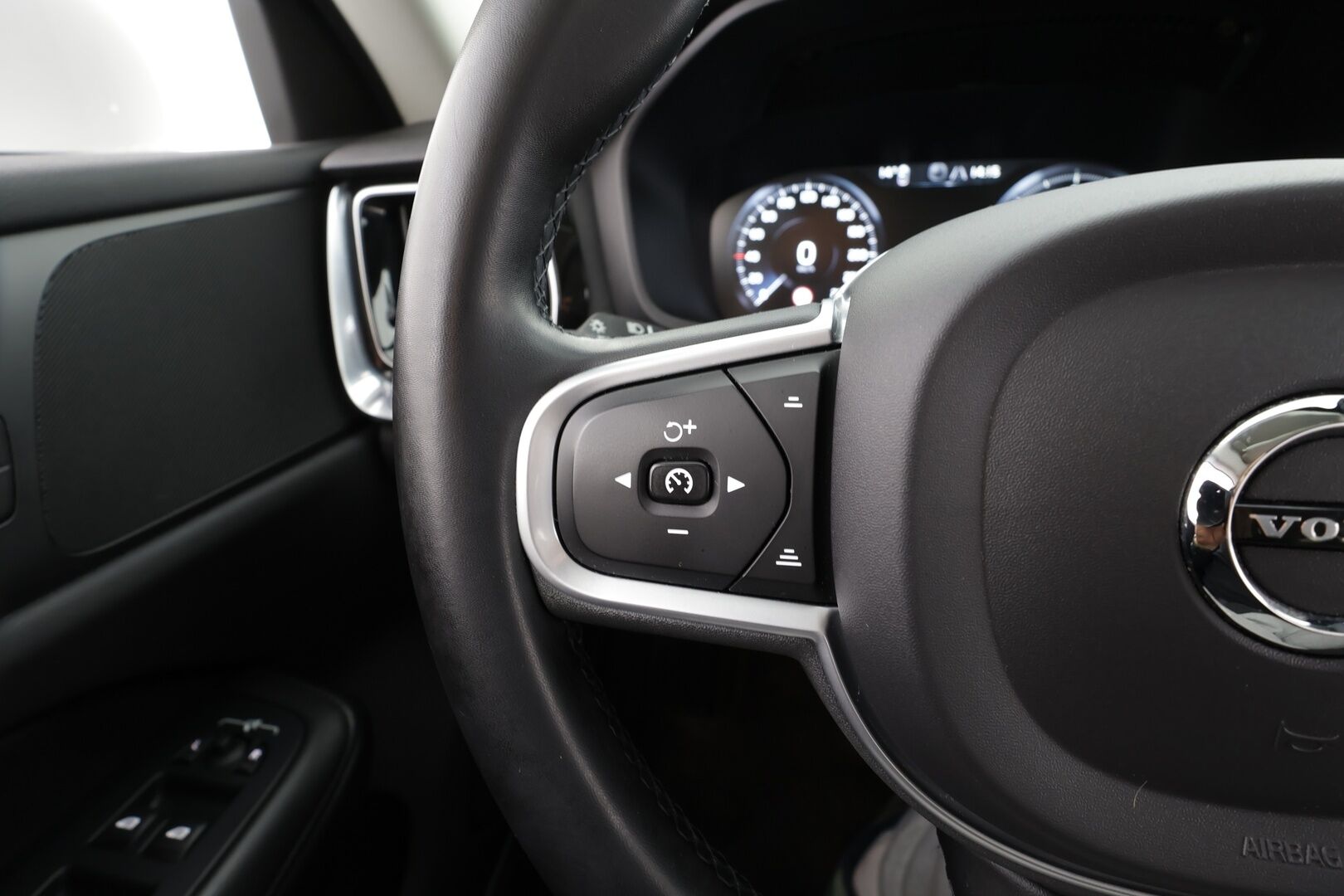 Volvo V60 2022 B4 D-MHEV Business Edition aut * ACC / P.kamera / Full LED / Webasto / Koukku / Navi / KeylessGo / Sähköluukku * - 1.Om Suomi-auto / Kahdet renkaat aluvanteilla