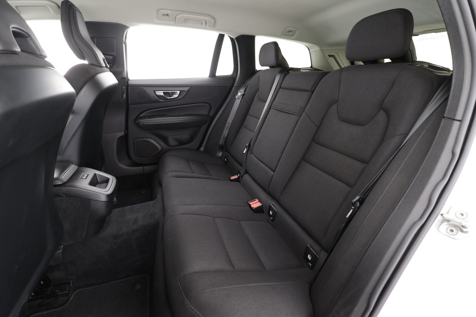 Volvo V60 2022 B4 D-MHEV Business Edition aut * ACC / P.kamera / Full LED / Webasto / Koukku / Navi / KeylessGo / Sähköluukku * - 1.Om Suomi-auto / Kahdet renkaat aluvanteilla