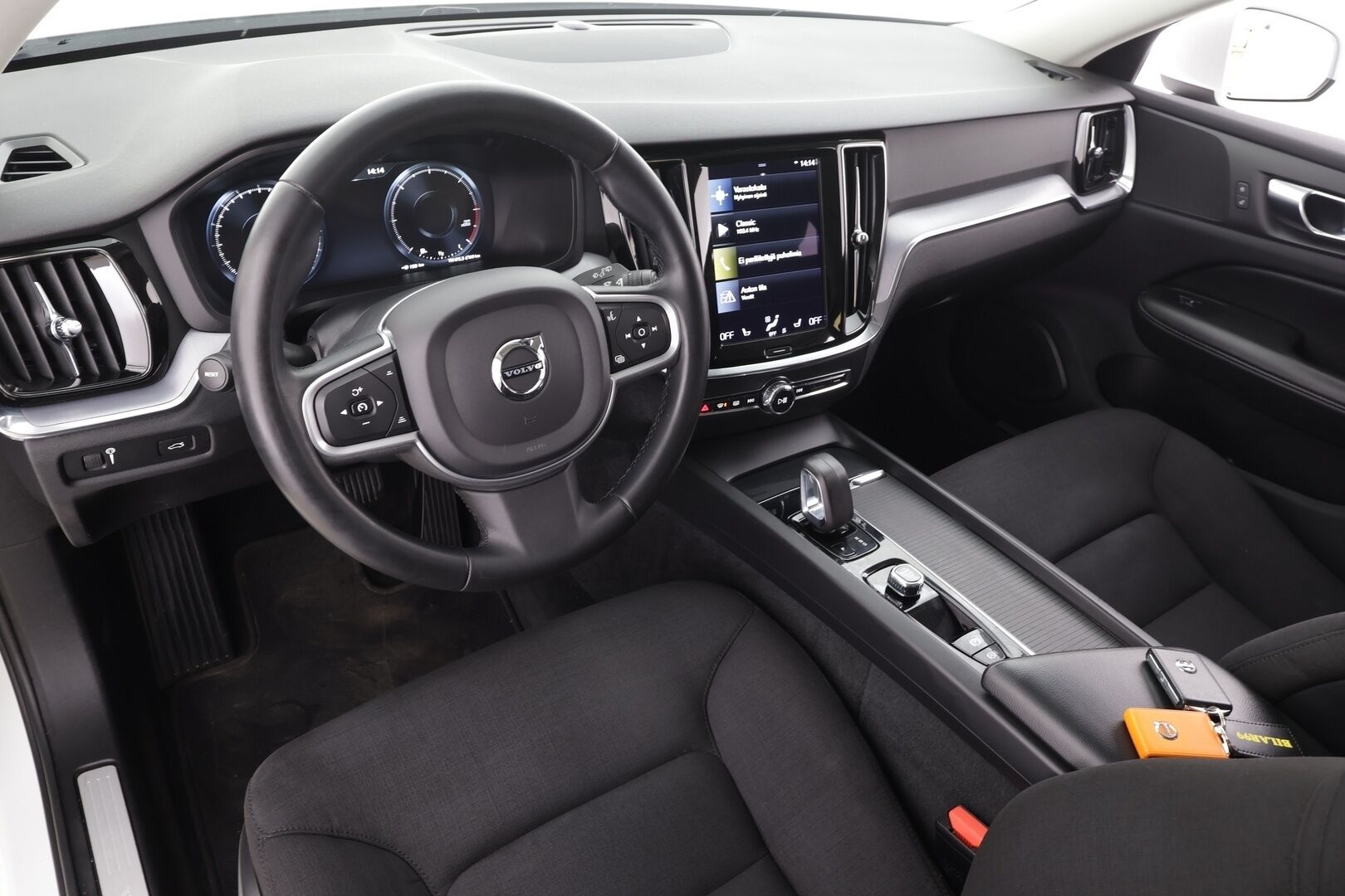 Volvo V60 2022 B4 D-MHEV Business Edition aut * ACC / P.kamera / Full LED / Webasto / Koukku / Navi / KeylessGo / Sähköluukku * - 1.Om Suomi-auto / Kahdet renkaat aluvanteilla