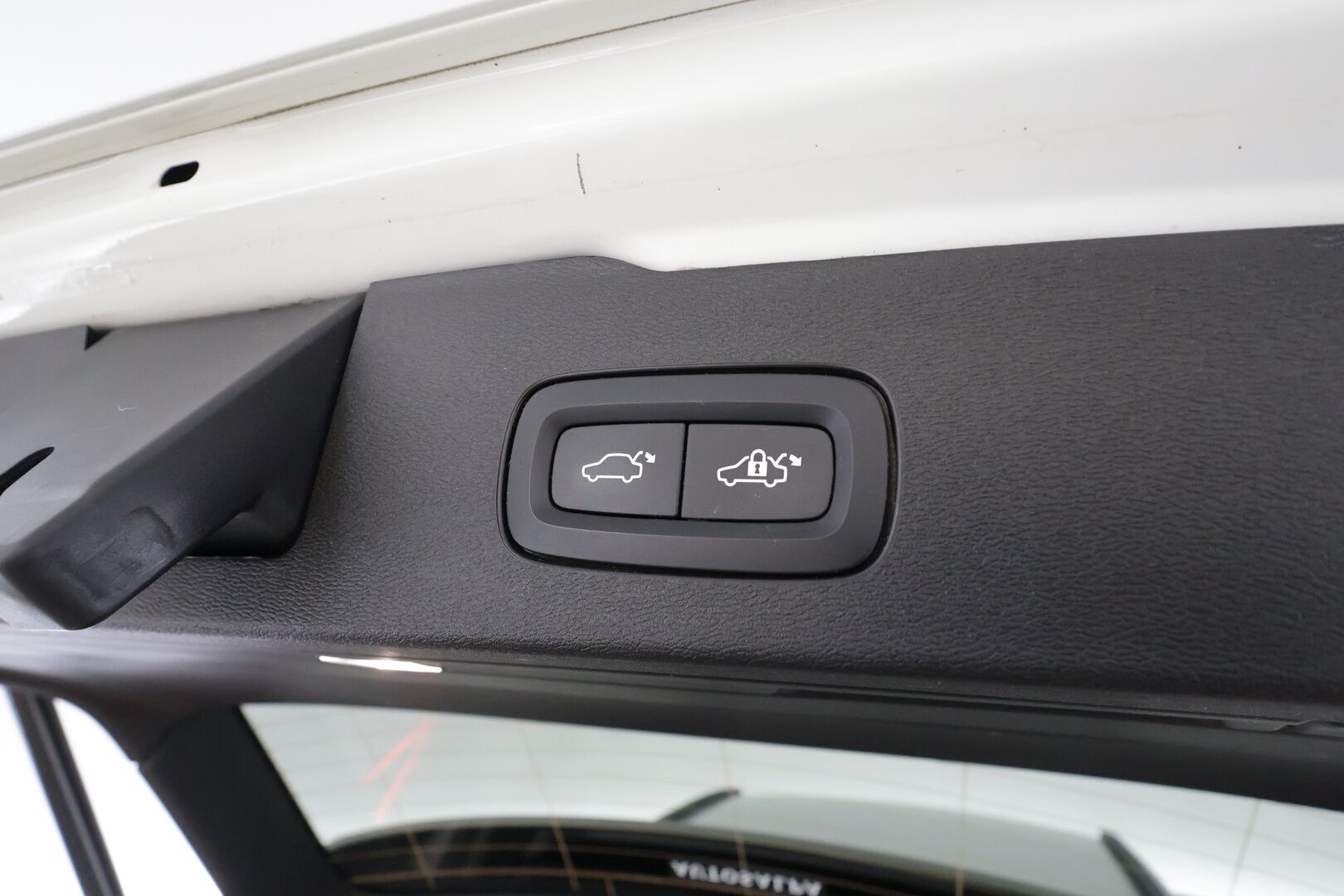 Volvo V60 2022 B4 D-MHEV Business Edition aut * ACC / P.kamera / Full LED / Webasto / Koukku / Navi / KeylessGo / Sähköluukku * - 1.Om Suomi-auto / Kahdet renkaat aluvanteilla