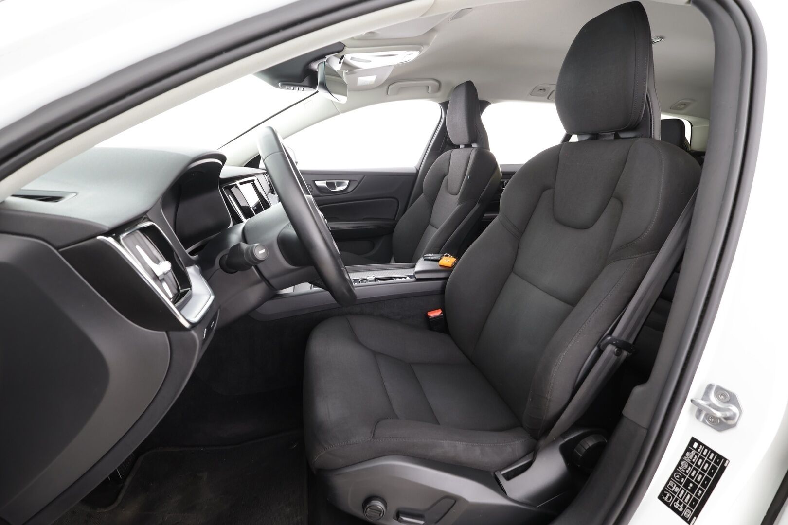 Volvo V60 2022 B4 D-MHEV Business Edition aut * ACC / P.kamera / Full LED / Webasto / Koukku / Navi / KeylessGo / Sähköluukku * - 1.Om Suomi-auto / Kahdet renkaat aluvanteilla