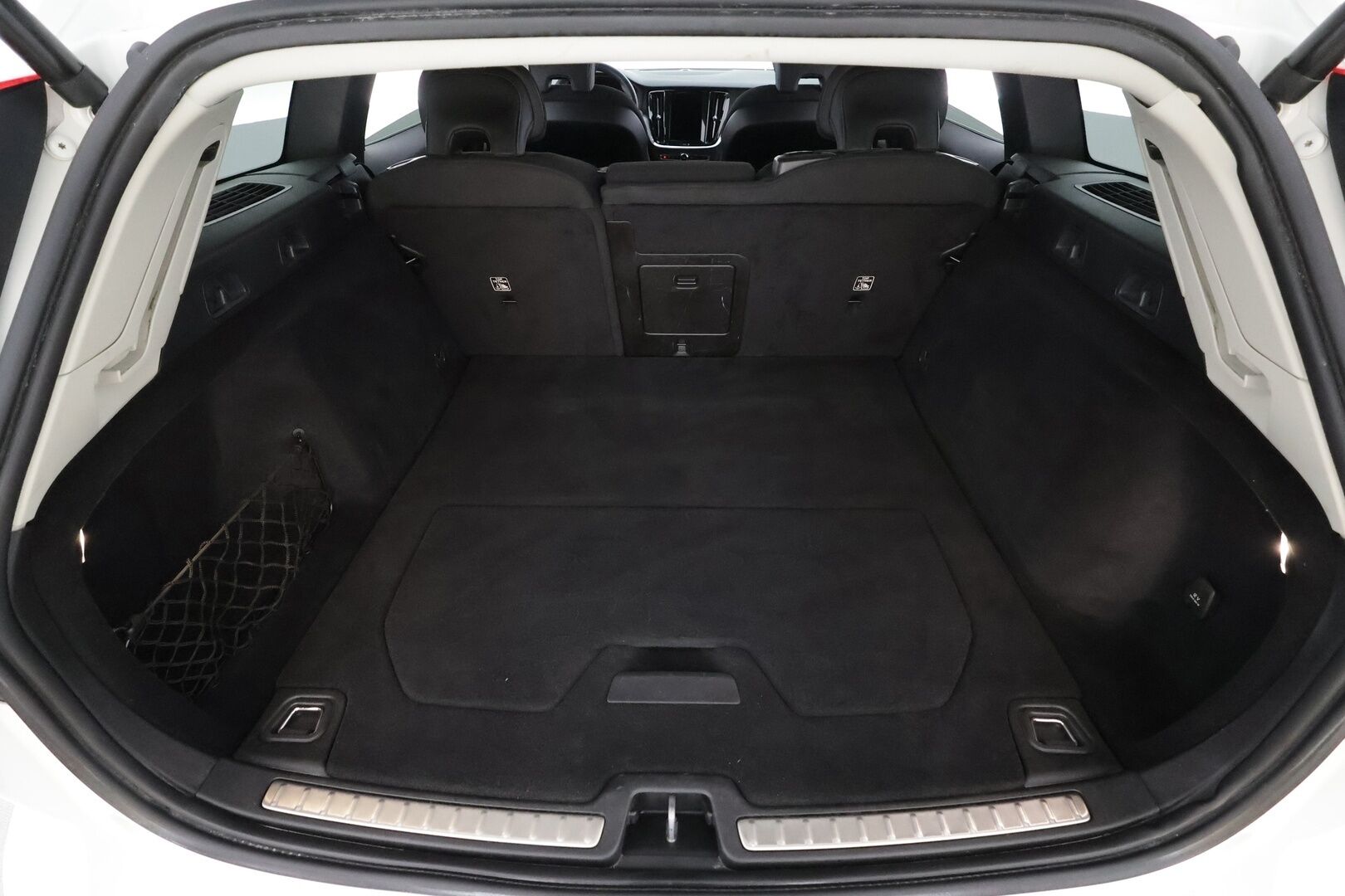 Volvo V60 2022 B4 D-MHEV Business Edition aut * ACC / P.kamera / Full LED / Webasto / Koukku / Navi / KeylessGo / Sähköluukku * - 1.Om Suomi-auto / Kahdet renkaat aluvanteilla
