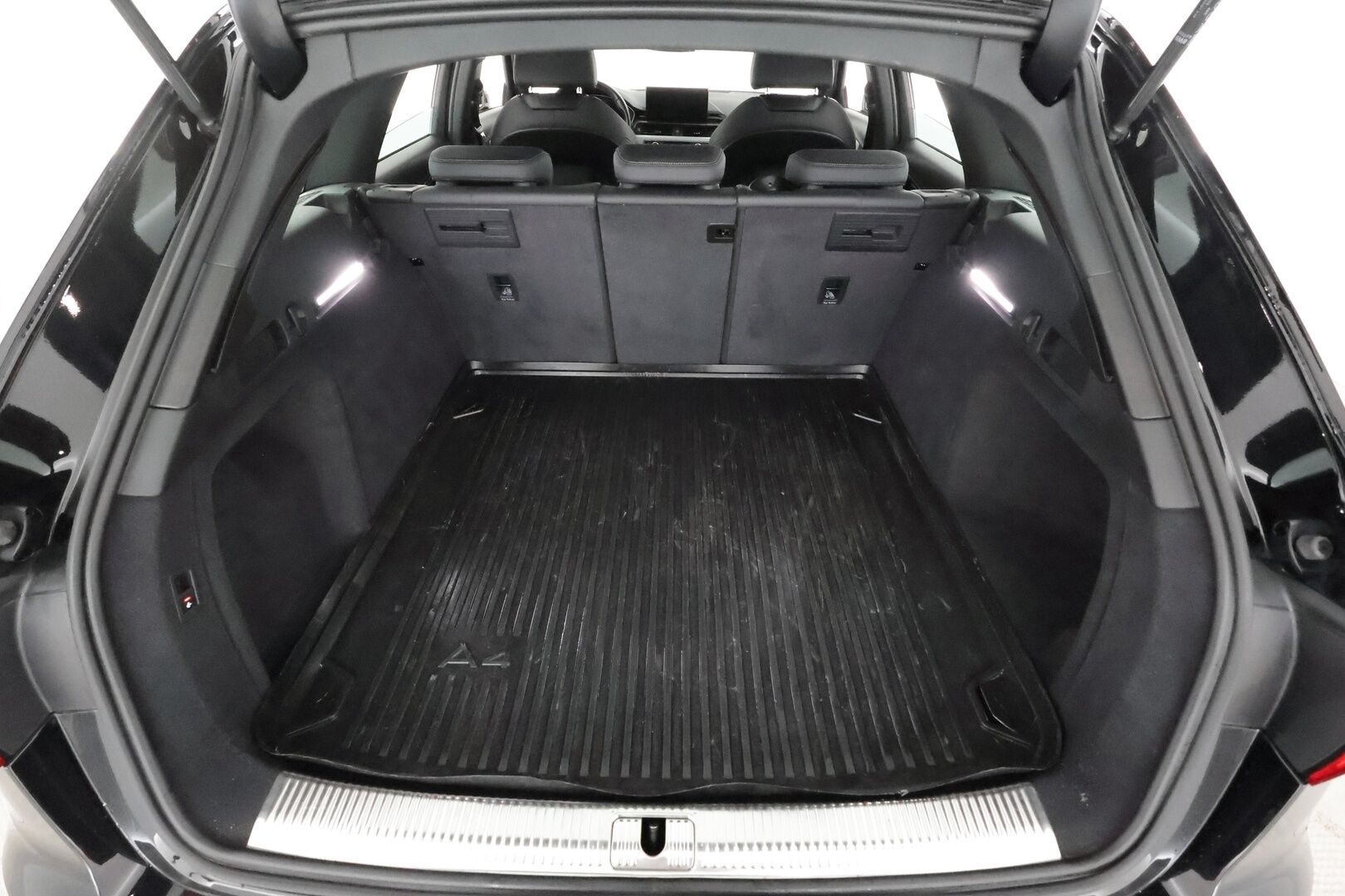 Audi A4 2022 Avant Business Advanced 40 TDI 150 kW MHEV quattro S tronic * Webasto / Koukku / ACC / Matrix / P.Kamera / Sportpenkit * - Panorama / 1-om Suomi-auto / Kahdet renkaat aluvanteilla / Merkkihuollot - HULLUT AVAJAISHULINAT KORKOTARJOUS 3,29 %