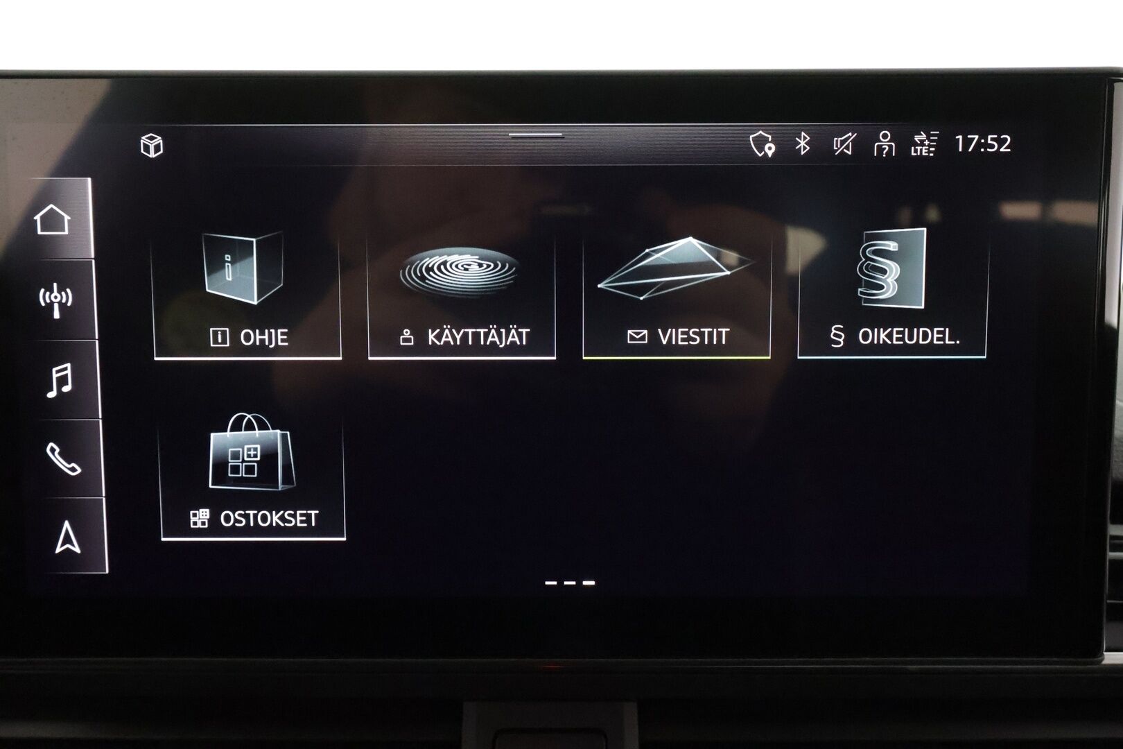 Audi A4 2022 Avant Business Advanced 40 TDI 150 kW MHEV quattro S tronic * Webasto / Koukku / ACC / Matrix / P.Kamera / Sportpenkit * - Panorama / 1-om Suomi-auto / Kahdet renkaat aluvanteilla / Merkkihuollot