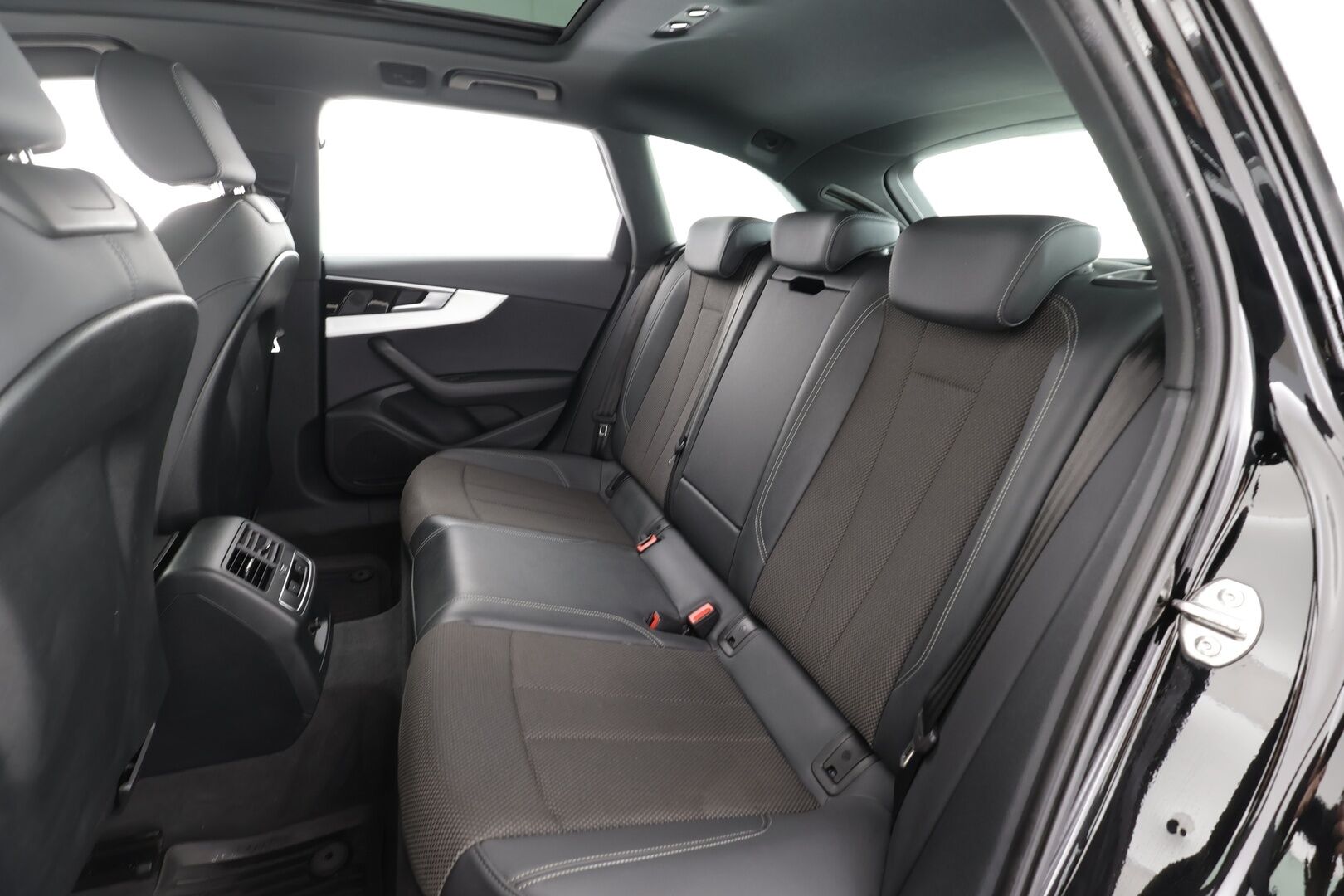 Audi A4 2022 Avant Business Advanced 40 TDI 150 kW MHEV quattro S tronic * Webasto / Koukku / ACC / Matrix / P.Kamera / Sportpenkit * - Panorama / 1-om Suomi-auto / Kahdet renkaat aluvanteilla / Merkkihuollot - HULLUT AVAJAISHULINAT KORKOTARJOUS 3,29 %