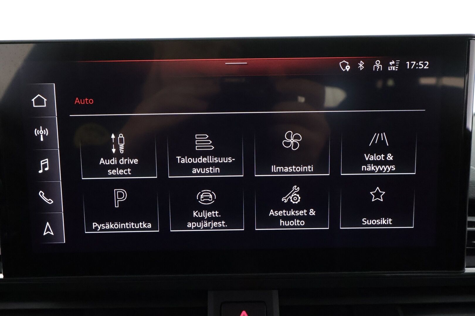 Audi A4 2022 Avant Business Advanced 40 TDI 150 kW MHEV quattro S tronic * Webasto / Koukku / ACC / Matrix / P.Kamera / Sportpenkit * - Panorama / 1-om Suomi-auto / Kahdet renkaat aluvanteilla / Merkkihuollot - HULLUT AVAJAISHULINAT KORKOTARJOUS 3,29 %