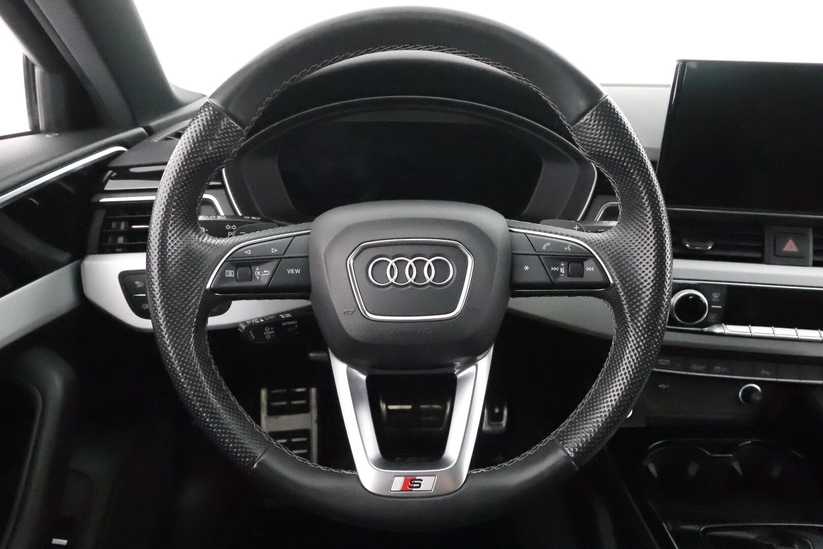 Audi A4 2022 Avant Business Advanced 40 TDI 150 kW MHEV quattro S tronic * Webasto / Koukku / ACC / Matrix / P.Kamera / Sportpenkit * - Super varusteet! / Panorama / 1-om Suomi-auto / Kahdet renkaat aluvanteilla / Merkkihuollot - HULLUT AVAJAISHULINAT KORKOTARJOUS 3,29 %