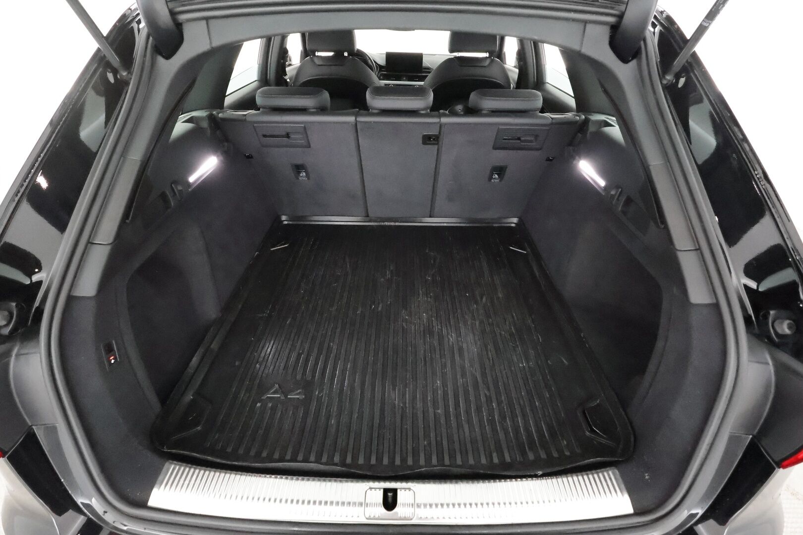 Audi A4 2022 Avant Business Advanced 40 TDI 150 kW MHEV quattro S tronic * Webasto / Koukku / ACC / Matrix / P.Kamera / Sportpenkit * - Panorama / 1-om Suomi-auto / Kahdet renkaat aluvanteilla / Merkkihuollot