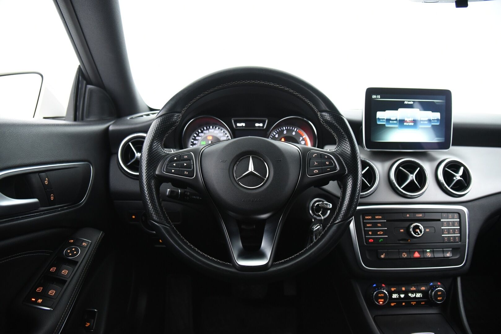 Mercedes-Benz CLA 2016 200 Sedan / P. Kamera / Nahkasisusta / Vakkari / 2x Renkaat / AMG Styling - Fiksut kilometrit & 2x renkaat aluvantein!