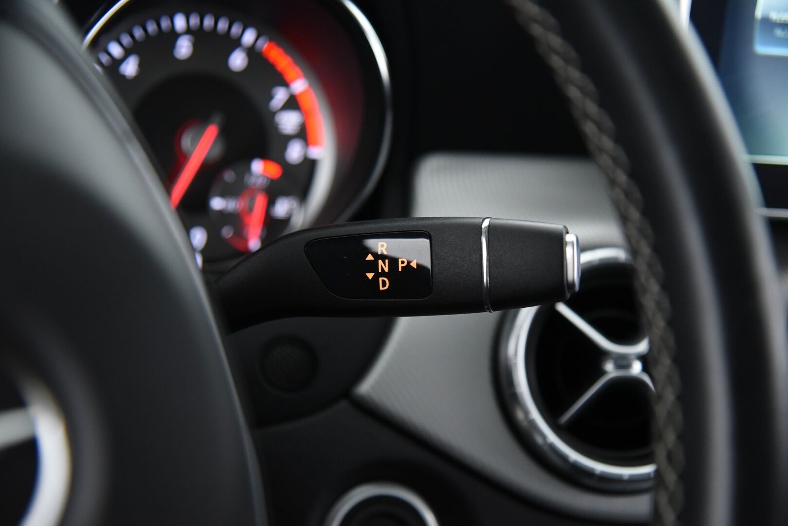 Mercedes-Benz CLA 2016 200 Sedan / P. Kamera / Nahkasisusta / Vakkari / 2x Renkaat / AMG Styling - Fiksut kilometrit & 2x renkaat aluvantein!