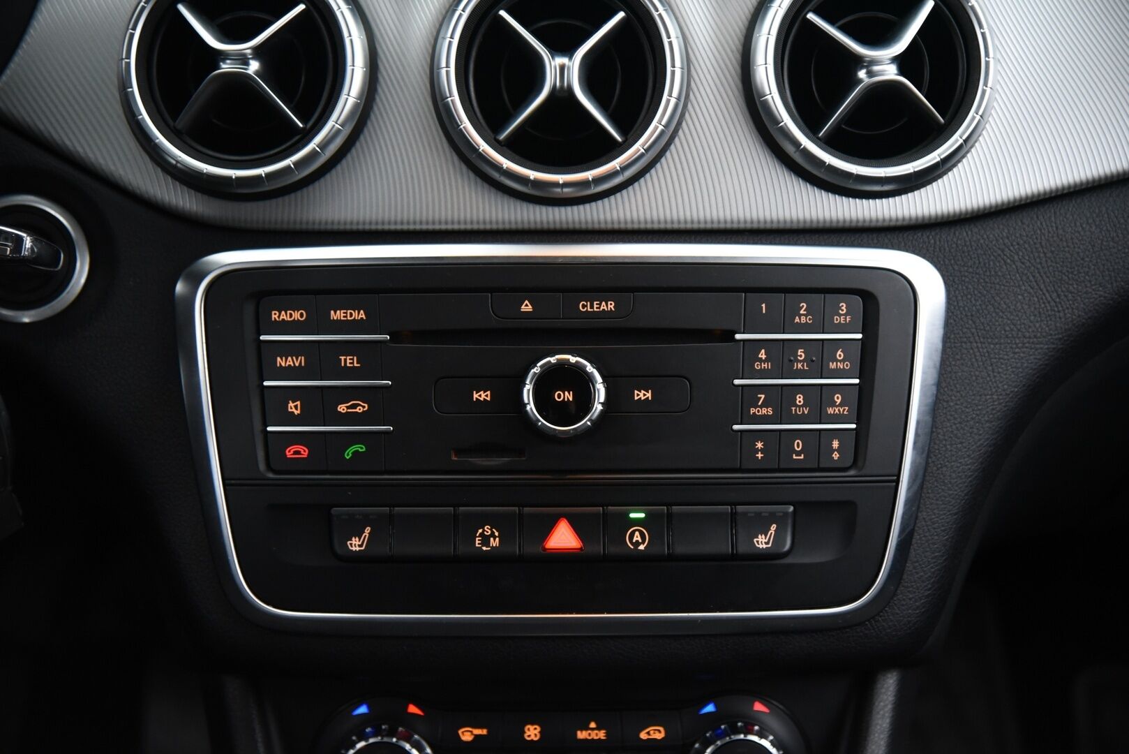 Mercedes-Benz CLA 2016 200 Sedan / P. Kamera / Nahkasisusta / Vakkari / 2x Renkaat / AMG Styling - Fiksut kilometrit & 2x renkaat aluvantein!